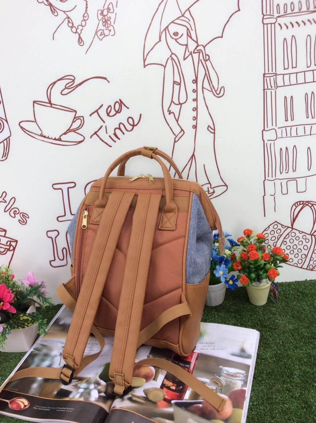 เป้ฮิตติดชาร์จกับ Anello รุ่น The emporium dark brown(limited edition) ขนาดมินิ กำลังดี วัสดุผ้าแคนวาสสลับหนัง polyester ปากกระเป๋ากว้างมีโครง มีตัวล้อคที่หูจับ ด้านหลังมีซิปสะดวกต่อการหยิบของภายใน ด้านข้างมีช่องทั้งสองข้าง กว้างจุได้เยอะ น้ำหนักเบา ดูแลร