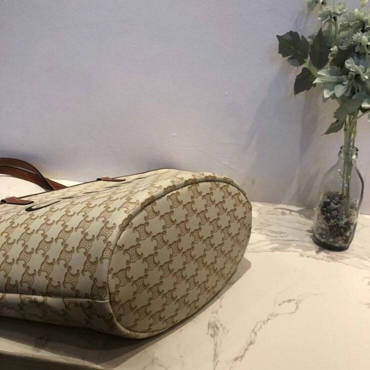 พรีเมี่ยมกิ๊ฟแท้ 100% 】CELINE COUFFIN IN TRIOMPHE CANVAS CELINE PRINT WHITE VIP GIFT WITH PURCHASE (GWP) พรีเมี่ยมกิ๊ฟ Limited Edition จาก CELINE HAUTEPARFUME COUNTER