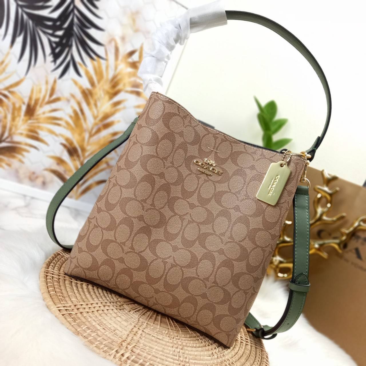 ใบใหญ่ 10" COACH TOWN BUCKET BAG IN SIGNATURE CANVAS (COACH 91512) 🌺 เป็นสีที่ขายดีมากๆ และหายากมากๆด้วย!! //ขนาด 10 นิ้ว ใส่ของได้จุใจ!! //กระเป๋าสะพายข้าง //วัสดุหนังแคนวาสอย่างดี หนังสวย อยู่ทรง มีสายสะพายยาว ใช้สะพายเป็นคลอสบอดี้ได้ สายยา