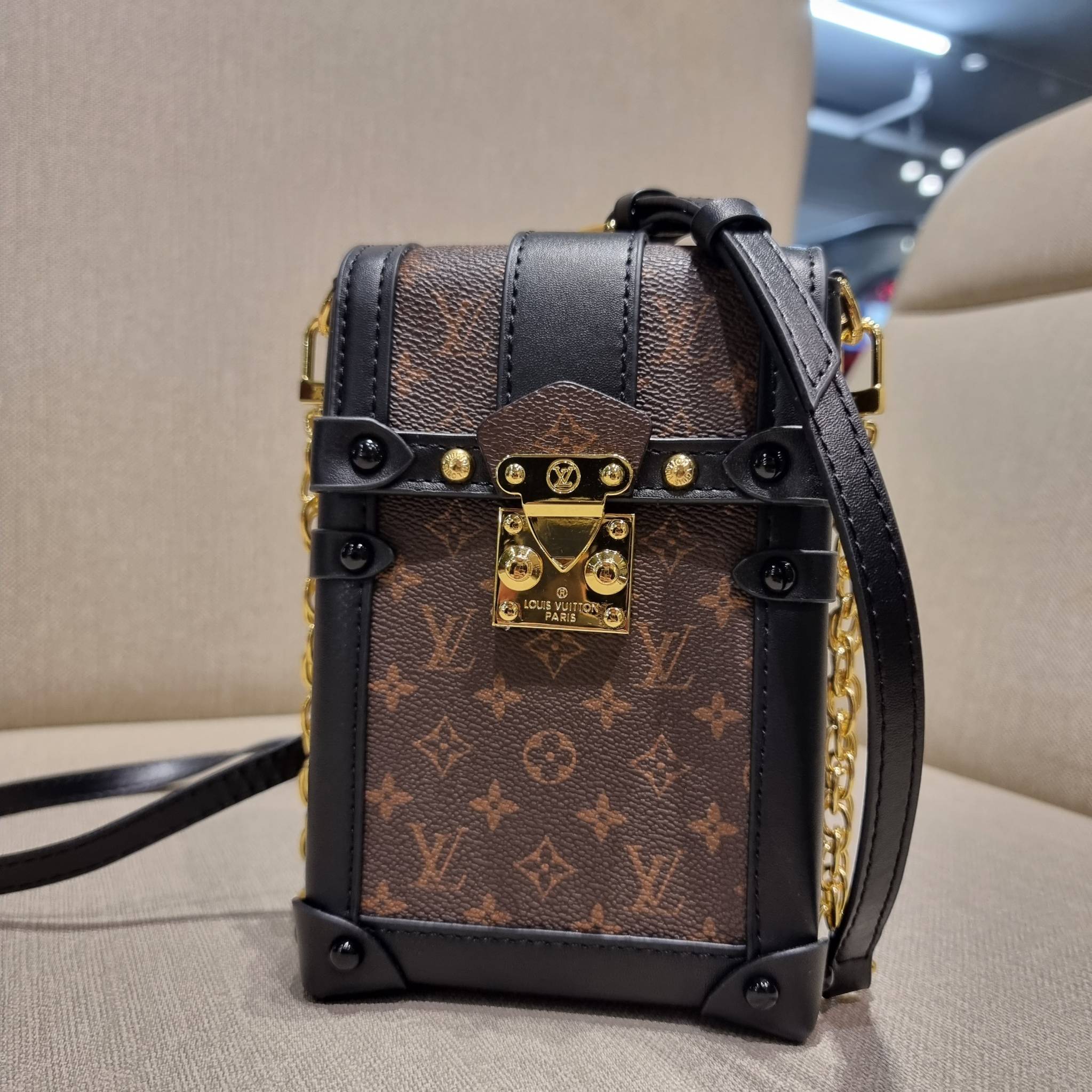 VIP 🥂 LV VERTICAL TRUNK POCHETTE ฮิตไอเท็มที่ใครๆก็อยากครอบครอง กระเป๋าทรงทรังค์ ยูนิเซ็กส์ที่ใช้ได้ทั้งชายและหญิง ด้วยดีไซน์คลาสสิคแฝงดีเทลความเป็นผู้ดี ทำให้ใบนี้ดูโดดเด่นและเป็นเอกลักษณ์ วัสดุหนังแคนวาสสลับหนังแท้ เปิด-ปิดด้วยอะไหล่แบบกดล็อค แน