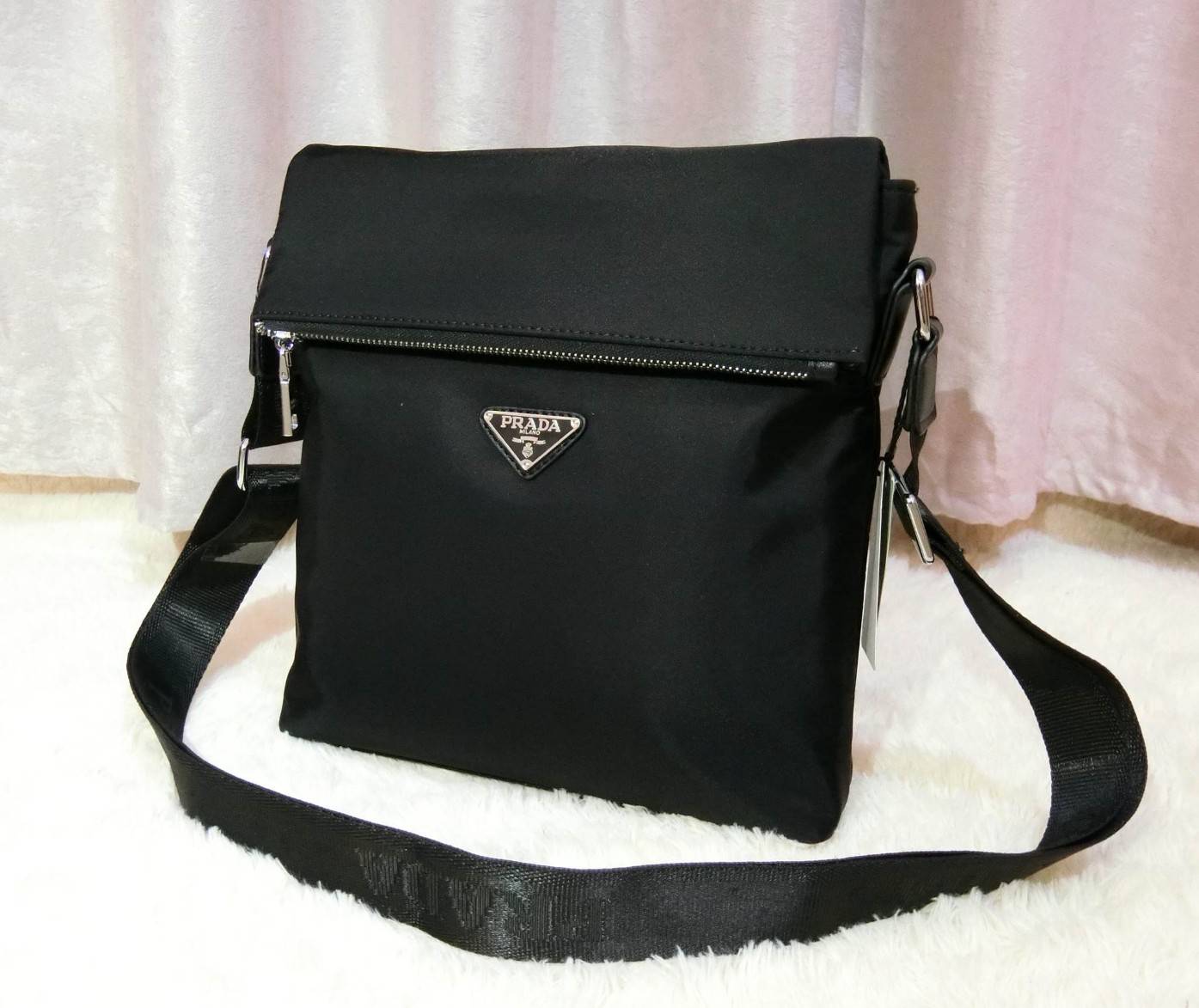 Prada messenger bag Limited edition กระเป๋าอเนกประสงค์ วัสดุ Nylon ขนาดกำลังดี ตัวกระเป๋าน้ำหนักเบา ด้านหน้ามีช่องซิป เป็นฝากระเป๋า เปิด/ปิดด้วยแม่เหล็กดูด ด้านในโล่งกว้าง ใส่ iPad มีช่องซิป 1 ช่อง และช่องใส่ของจุกจิก ด้านหลัง มีช่องซิปอีก1ช่อง อะไหล่สีเง