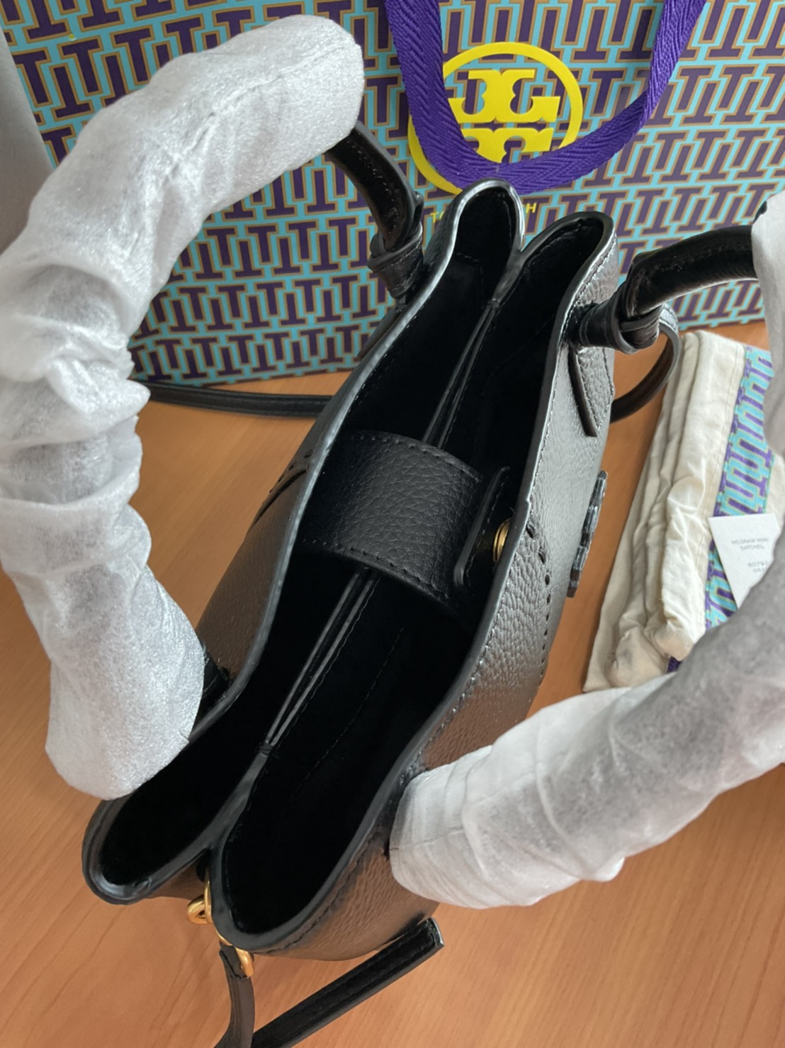 Tory Burch McGraw Mini Satchel กระเป๋าถือ/สะพาย Crossbody วัสดุหนังลูกวัวแท้ 100% ด้านหน้าประดับโลโก้หนัง ตัดเป็นรูปตัว T สัญลักษณ์แบรนด์ ตัวกระเป๋าเดินด้ายเล่นลายเพิ่มลูกเล่น เพื่อความเก๋!!