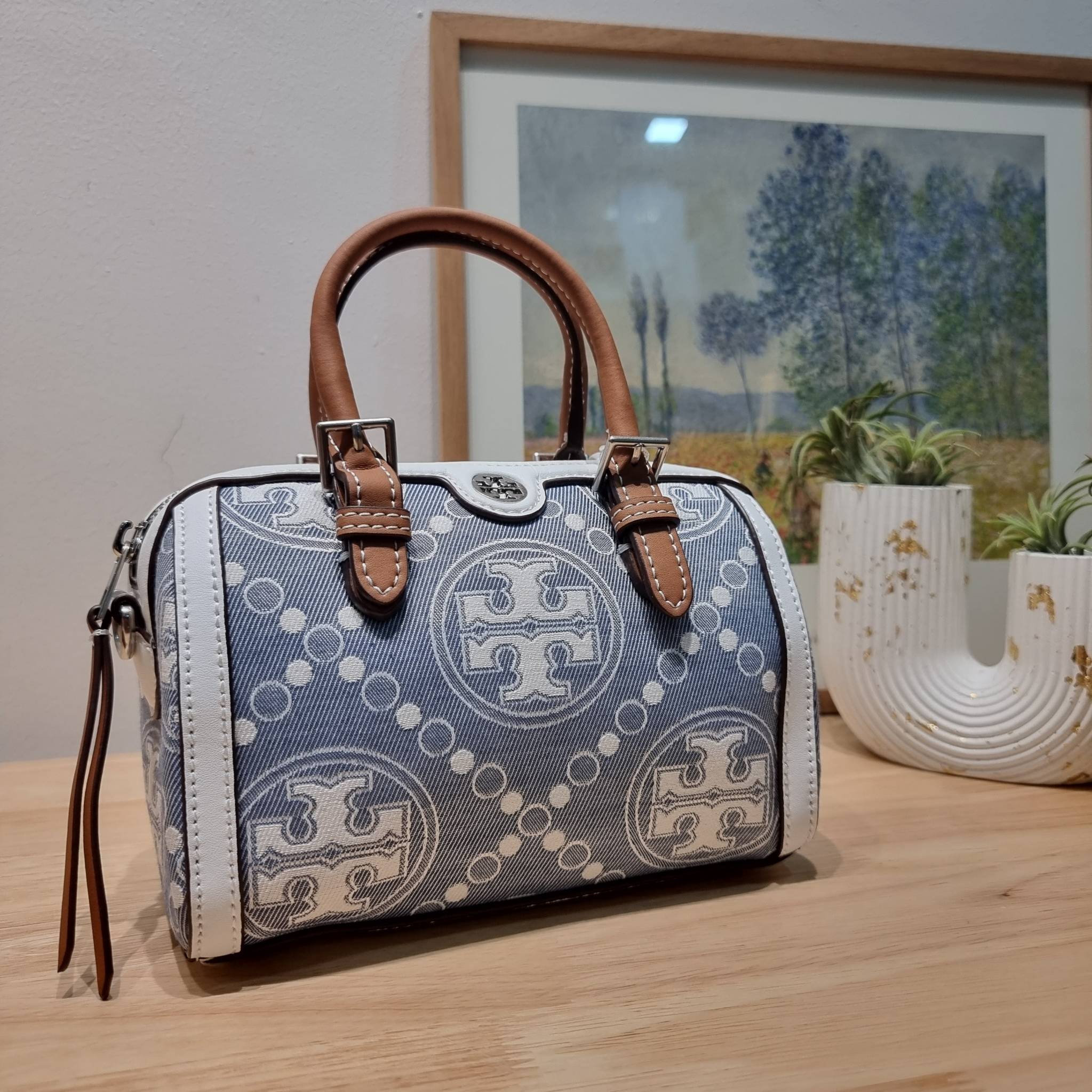 TORY BURCH Petite T Monogram Denim Barrel Bag / TORY BURCH MINI T MONOGRAM DENIM TOTE คอลเลคชั่นใหม่รับซัมเมอร์นี้ กับกระเป๋าสะพายทรงโท้ท ไซส์มินิ ดีไซน์โทนสีฟ้า สวยคม