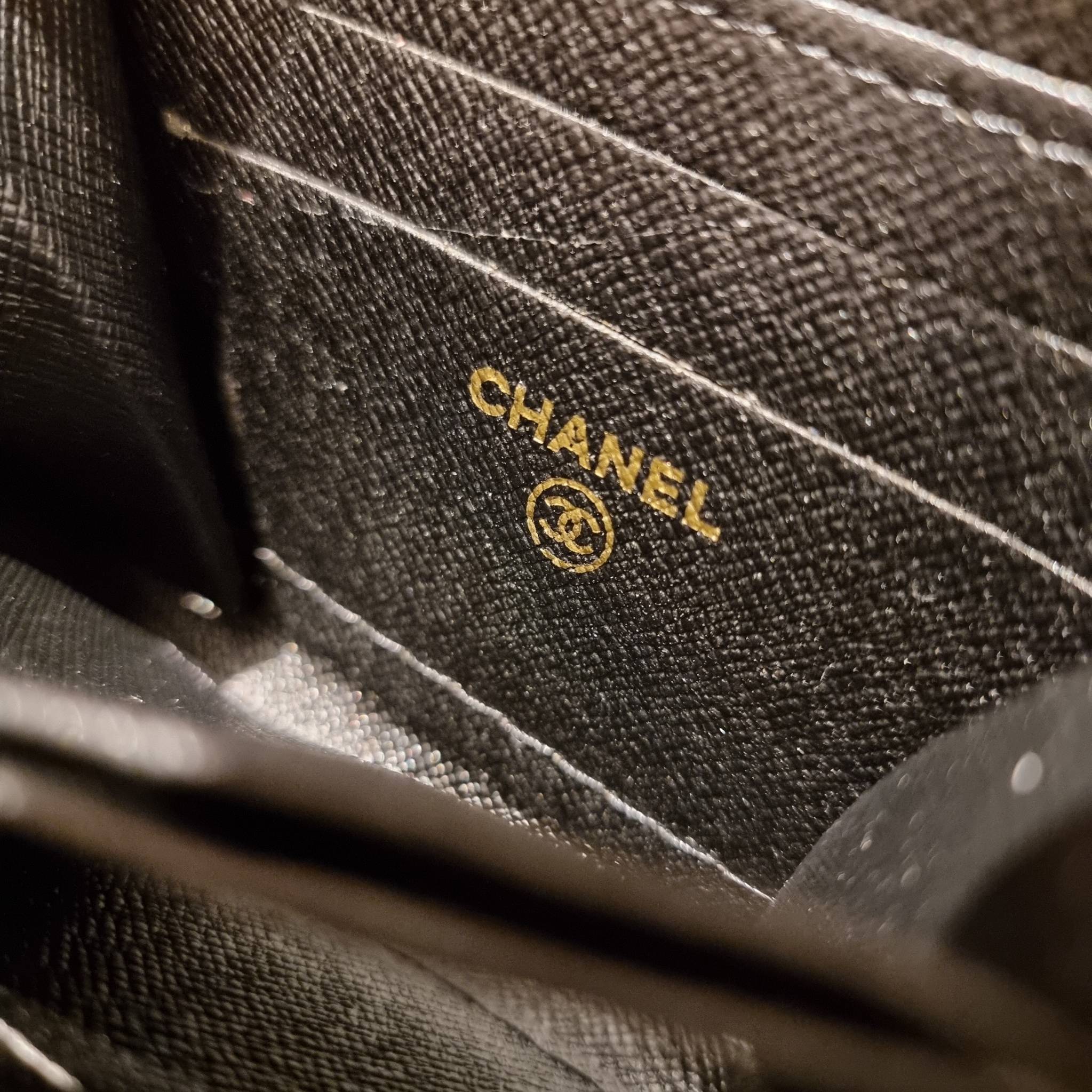 กระเป๋าสตางค์ใบสั้นรุ่นซิปรอบ จาก Chanel เรียบหรู ดูไฮน์ วัสดุหนังสังเคราะห์ลายคาร์เวีย ด้านในเป็นหนังซาฟเฟียโน่ เปิด-ปิดด้วยซิป รูดใช้งานง่าย ภายในกระเป๋ามีช่องใส่บัตร ใส่ธนบัตรได้ (แบบพับ) ดีไซน์เรียบหรูตามสไตล์ ใช้แล้วเฮง ใช้แล้วรวย จัดเลยจ้าา 🥰