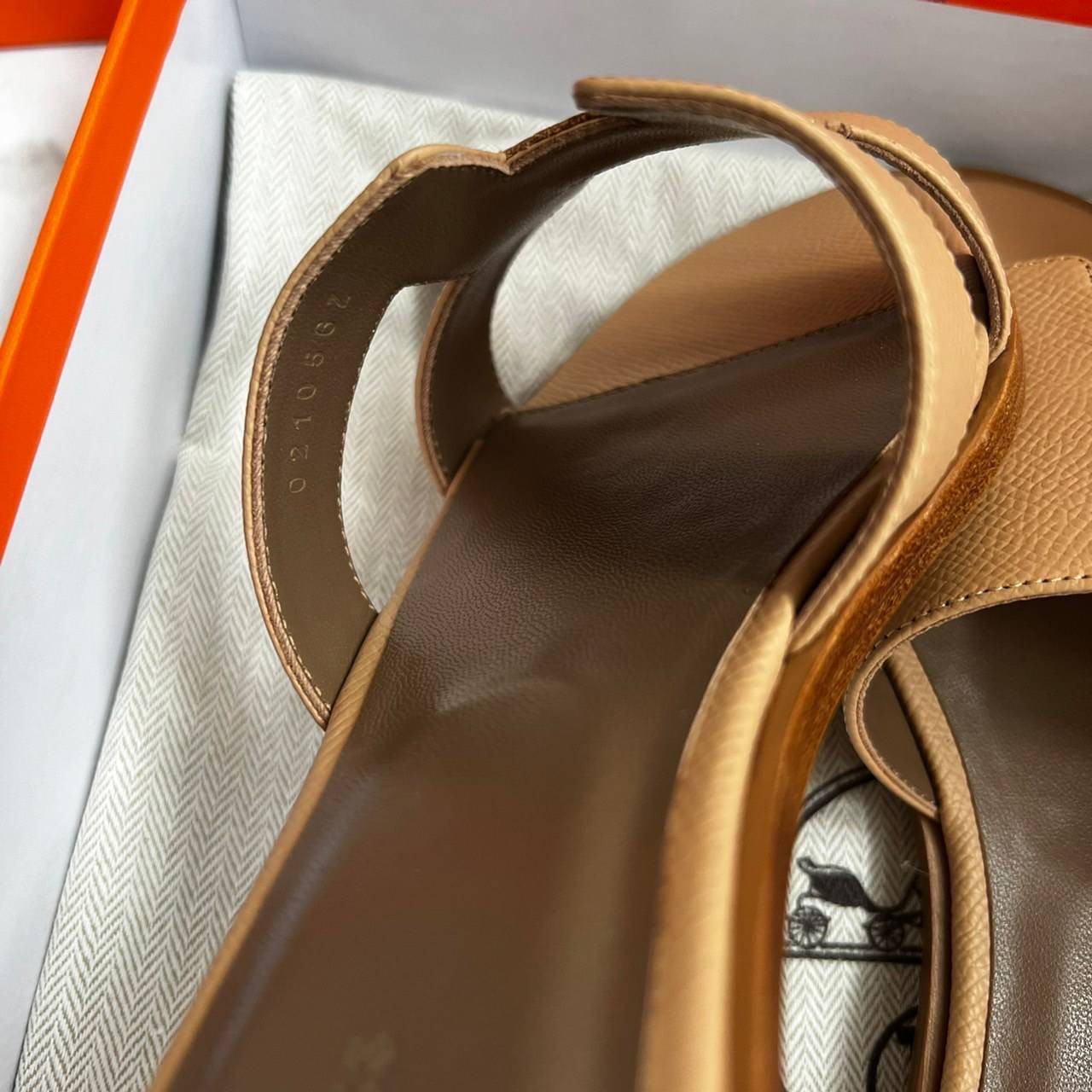 หนังแท้ Hermes sandal Epsom leather รองเท้าแตะงานสั่งตัตใช้สลับแท้ เกรดออริจินอล 1:1 เกรดเหมือนสุด มี series code ทุกคู่ พื้นรองเท้าทำจากไม้รองด้วยหนังแท้ 100% งานตัดเย็บปราณีตละเอียด ใส่สบาย ไม่ลื่น ใช้ทนนาน เกรดนี้คุ้มมาก ไม่ผิดหวังค่ะ ภาพสินค้าถ่ายจากง