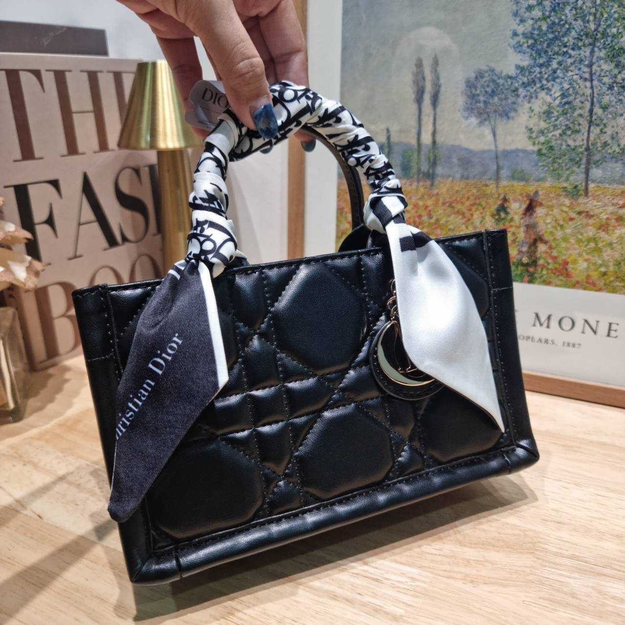 Dior mini book tote macro cannage bag กระเป๋าทรงโท้ทสุดฮิต ไซส์มินิ ดีไซน์ใหม่ หนังสวย พกพาไปไหนก็ได้ คล่องตัวและแมตช์ง่ายสุดๆ