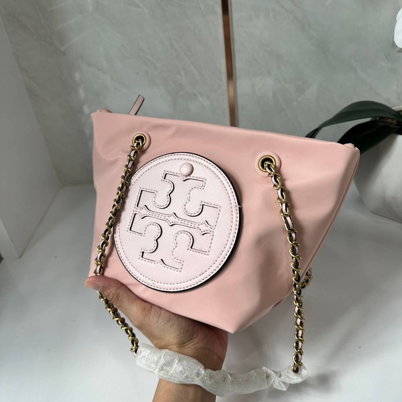 TORY BURCH Ella Chain Crossbody Nylon Bag กระเป๋าคล้องไหล่สายโซ่หรูหราโดดเด่นด้วยโลโก้หนังด้านหน้า สามารถปรับสะพายคอสบอดี้ สะพาลไหล่ได้