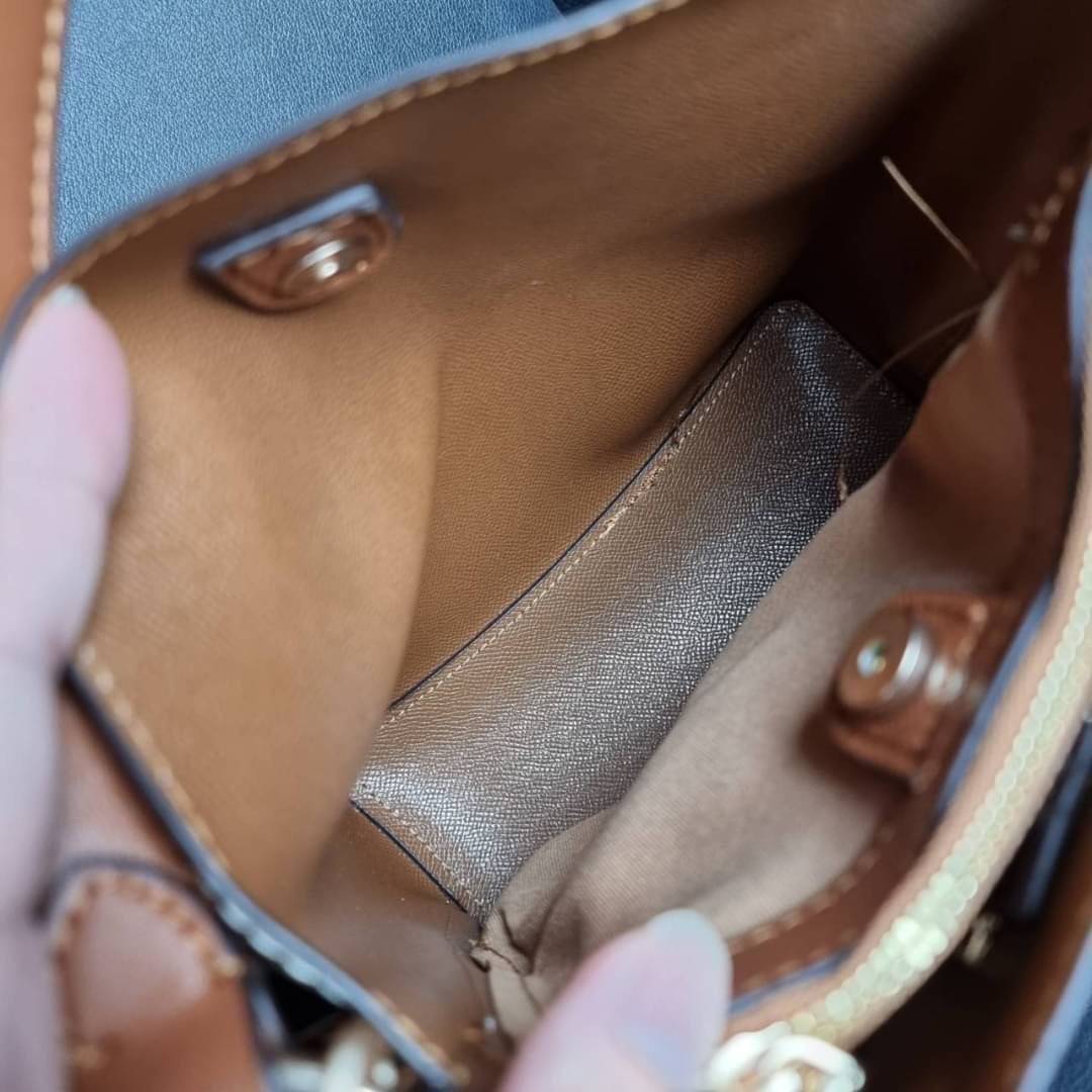 COACH 2312 SMALL TOWN BUCKET BAG IN SIGNATURE CANVAS รุ่นยอดนิยมใบเล็กมาครบสีแล้วจ้า กระเป๋าทรงบัคเก็ต สีผู้ดี๊ผู้ดี ตัวกระเป๋าดีไซน์คลาสสิคลายซี ดูโดดเด่น วัสดุหนังแคนวาสเคลือบลาย สวยคมทุกมุมจริงๆ!! เปิด-ปิดด้วยกระดุมแม่เหล็กทั้ง 2 ฝั่ง ภายในเป็นช่องโล่ง