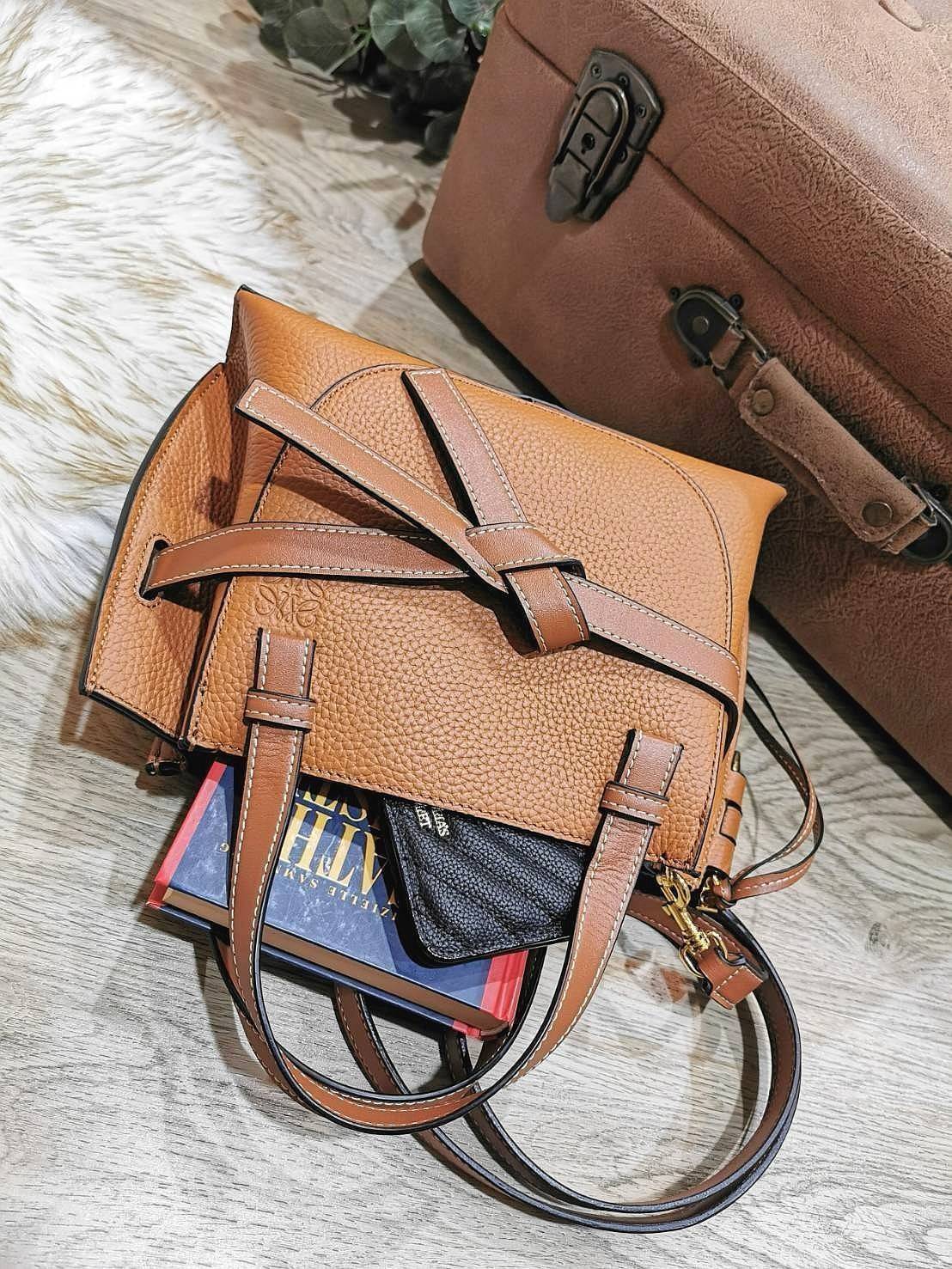 VIP 】LOEWE HANDBAG VIP GIFT WITH PURCHASE (GWP) กระเป๋าถือหรือสะพาย รุ่น Limited จาก LOEWE DUTYFREE วัสดุ Calfskin หนังแท้รูปทรงอานม้าสวยอยู่ทรงด้านหน้าตกแต่งด้วยสายหนัง (Belt) ประดับอะไหล่แบรนด์สีทองรูปกลอนประตูด้านข้างเป็น Signature ภายในโล่งกว้าง ใส่มื