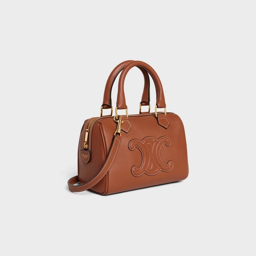CELINE SMALL BOSTON CUIR TRIOMPHE IN SMOOTH LEATHER ฮิตมากกับสุดยอดความคลาสสิค ในรูปทรงสวย กับกระเป๋าสะพายทรงหมอน กะทัดรัด ขนาดกำลังดี ใช้งานสะดวก วัสดุหนังผิวเรียบ สวยคม