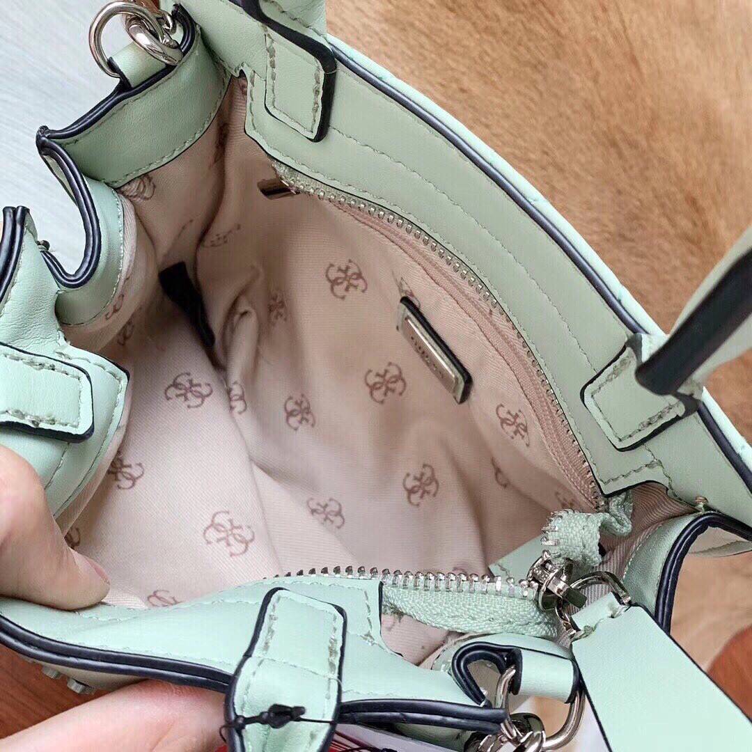 GUESS ELLIANA QUILTED MINI SATCHEL BAG กระเป๋าสะพายรุ่นยอดนิยม วัสดุ PU คุณภาพดี นิ่ม น้ำหนักเบาด้านหน้าประดับด้วยโลโก้แบรนด์สุดหรู เปิดปิดกระเป๋าด้วยซิปสะดวกใช้ ด้านในกว้างมีช่องซิปสำหรับใส่ของ ใส่มือถือได้ทุกรุ่น ซับในลายแบรนด์ สายสะพายหนังเลื่อนปรับระด