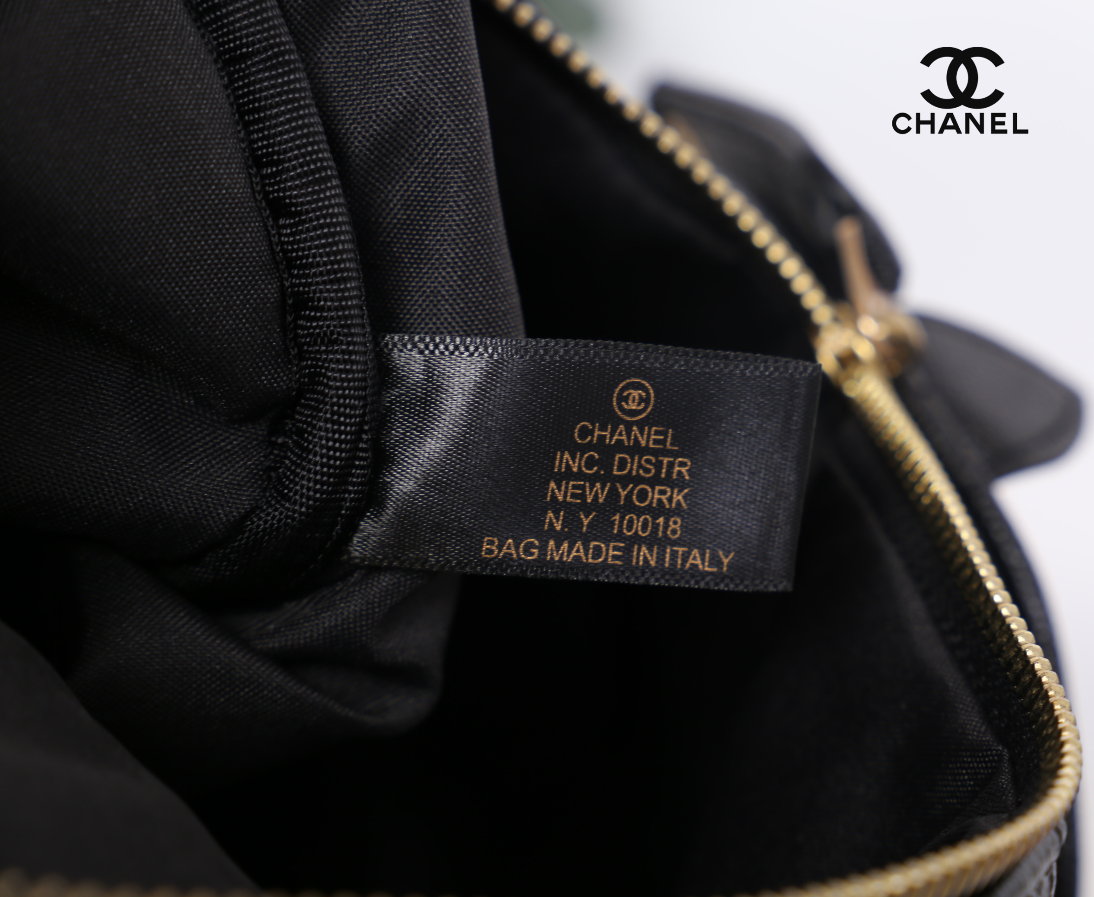 CHANEL Caviar Small Travel bag / CHANEL CAVIAR LARGE HANDBAG / chanel travel bag กระเป๋าเดินทางขนาดพอเหมาะ อะไหล่ทอง วัสดุหนังลายคาร์เวียร์ สวยหรูน่าใช้ น้ำหนักเบา มาพร้อมแท็กหนังแบรนด์อะไหล่ทอง และแท็กหนังใส่กุญแจ