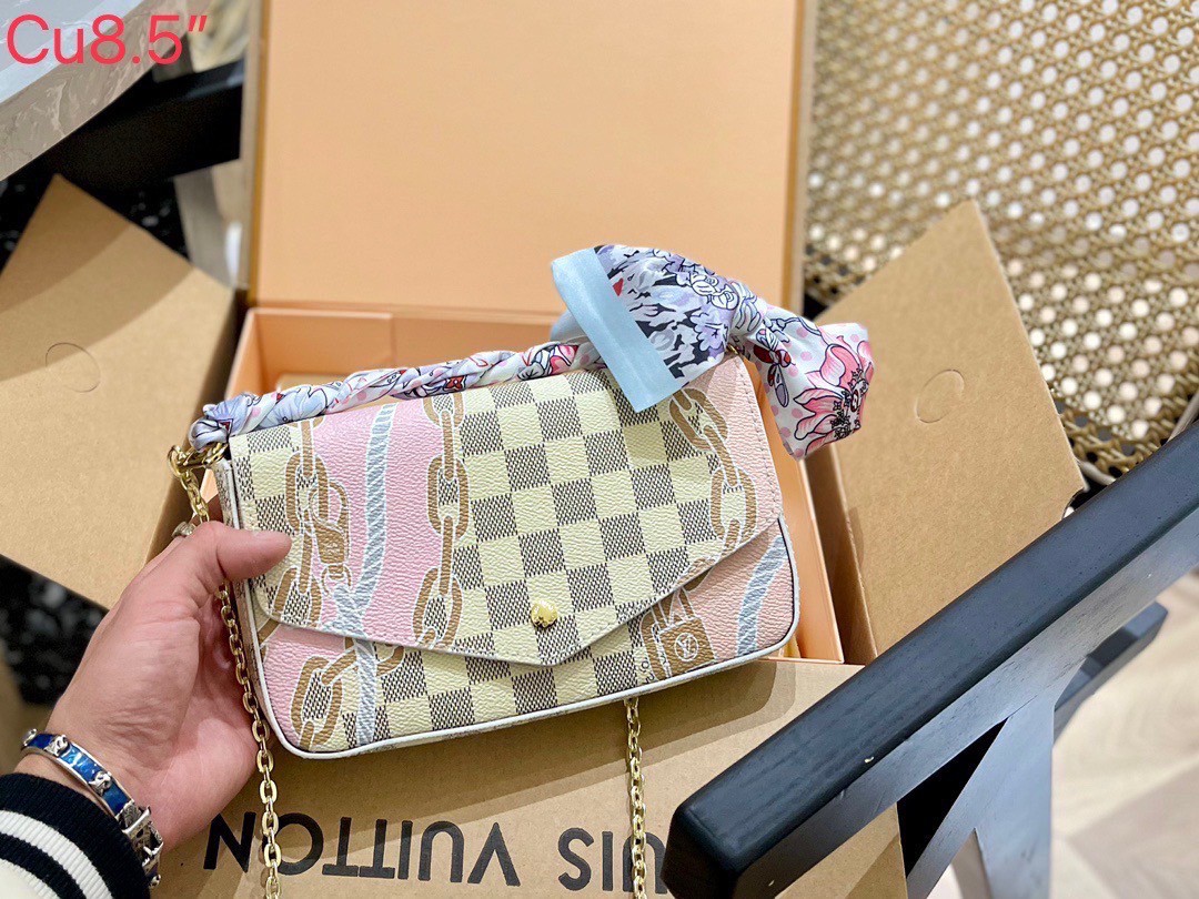 LV Felicie Pochette / LV DAMIER AZUR POCHETTE WITH NAUTICAL PRINT เป็นหนึ่งคอลใหม่ที่มอบสีสันสดใสรับ summer ได้ดี กับกระเป๋าสะพายทรงพอช ดีไซน์ออกมาให้ใช้งานได้หลากหลาย