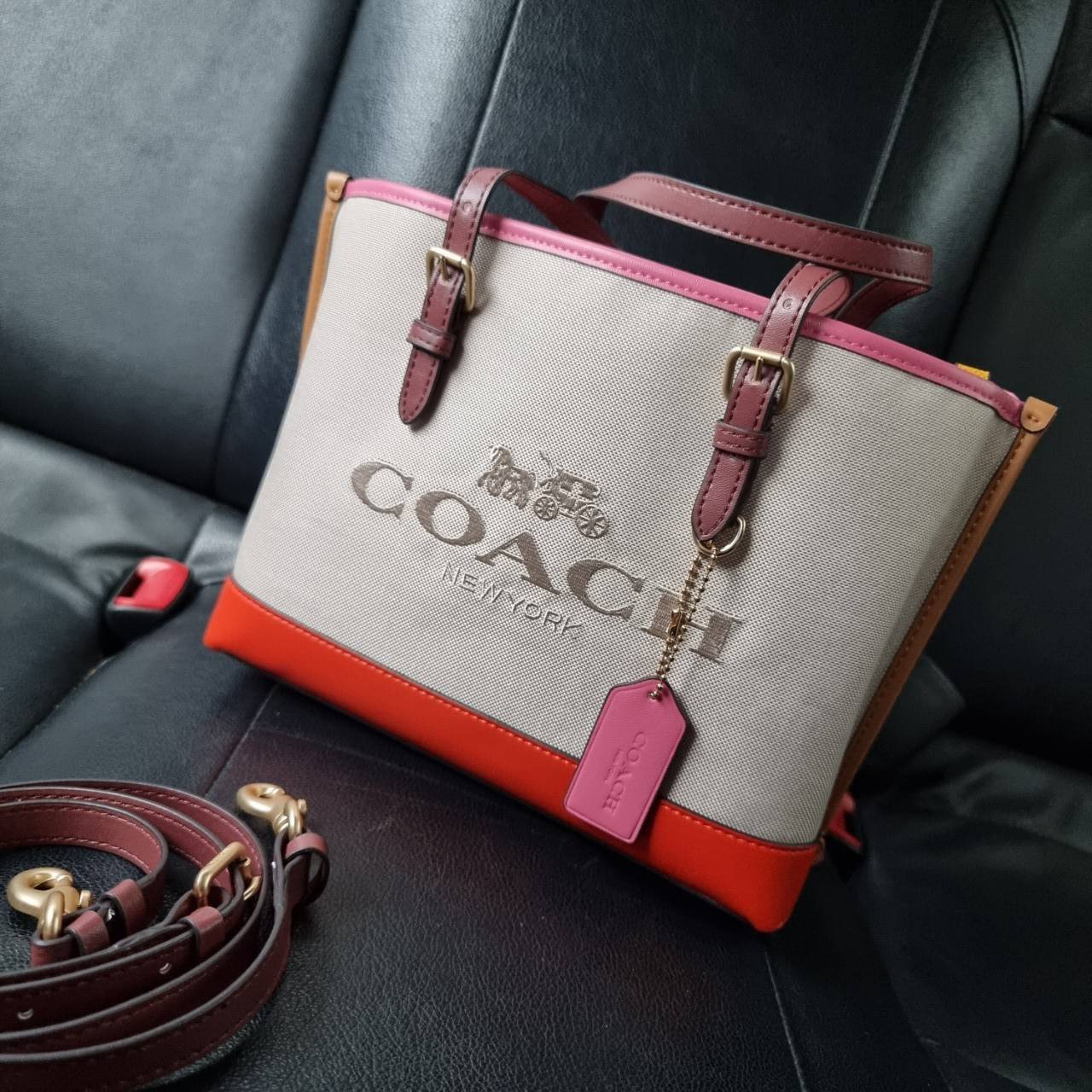 COACH C4085 MOLLIE TOTE 25 IN COLORBLOCK กระเป๋าทรงโท้ทยอดฮิต ขนาดมินิไซส์ ดีไซน์สวยคมทุกรุ่น!! ตกแต่งซิกเนเจอร์ถักทออยู่บนผ้าแคนวาส ดูโดดเด่น ภายในเป็นช่องโล่ง มีช่องซิปกลางใส่ของได้ ขนาดกำลังดีแบบใส่ของได้ครบครัน มาพร้อมสายสะพายข้าง หรือจะถือคล้องแขนเก๋