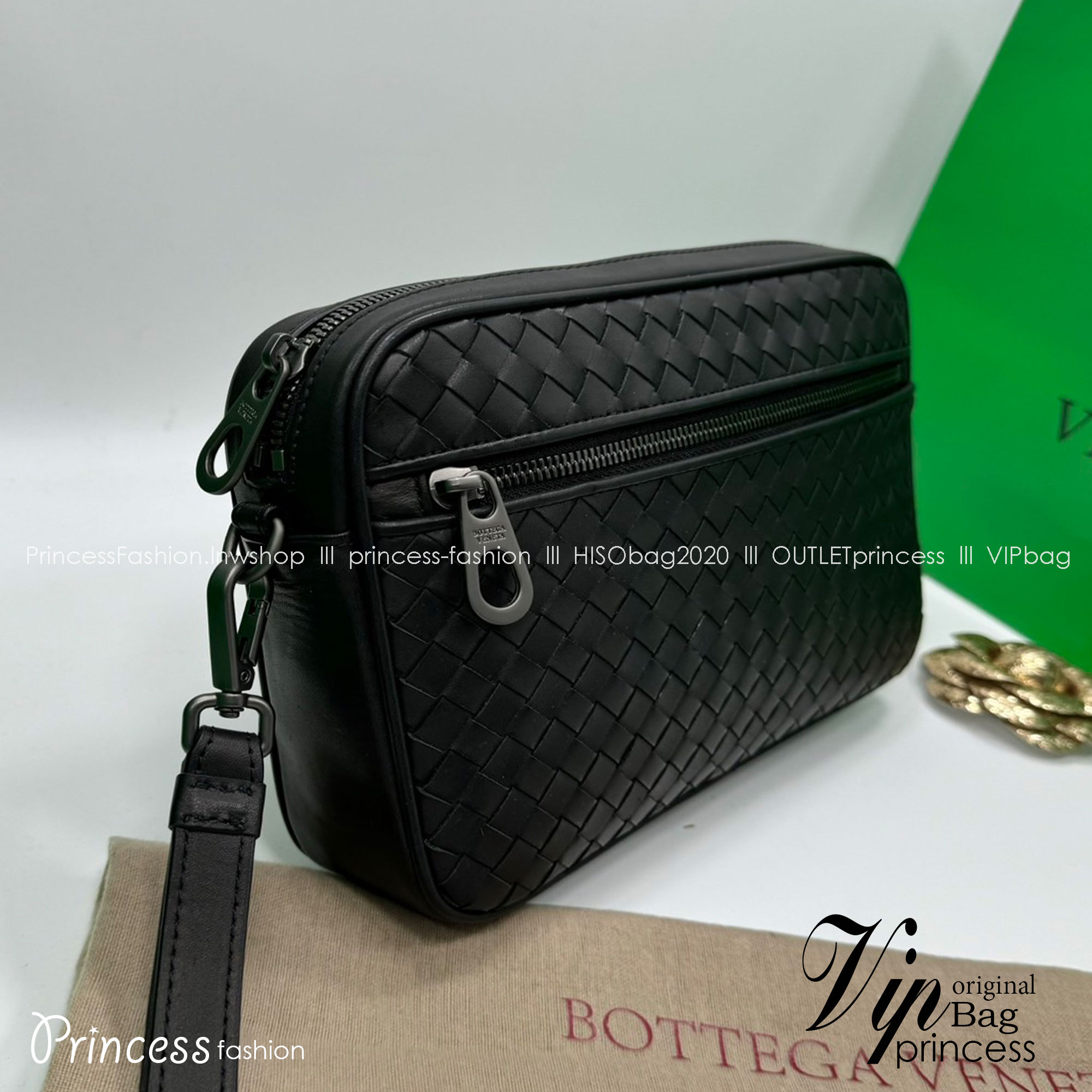 BOTTEGA Clutch Bag / BOTTEGA Intrecciato Pouch With Wristlet กระเป๋าทรงพอช/คลัช มีสายคล้องมือ เท่คลาสสิก ดีไซส์สานเป็นเอกลักษณ์ everyday look เอาใจหนุ่มๆ