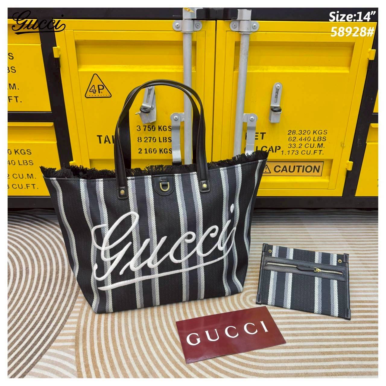Gucci Embroidered large canvas tote bag Variation multicolor canvas กระเป๋าสะพายทรงโท้ทใบใหญ่ โดดเด่นผ้าแคนวาสฝ้ายลายทางสะดุดตา ตกแต่งด้วยงานปักลาย Gucci ด้านหน้า คอลเลคชั่นฤดูใบไม้ผลิ/ฤดูร้อน 2025
