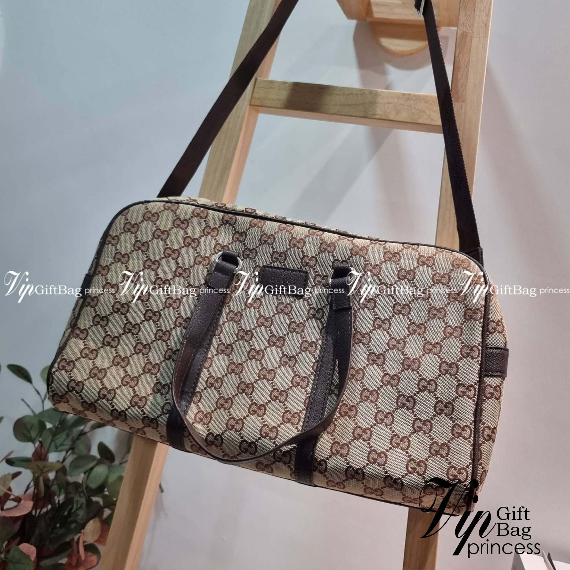 GUCCI Monogram Boston Duffle Bag / Gucci boston travel bag ใหม่ไปเลยกับกระเป๋าเดินทาง เตรียมความพร้อมสำหรับทริปเที่ยวช่วงสิ้นปี!! ดีไซน์เรียบง่าย แฝงความคลาสสิค ที่ใช้ได้ทั้งชายและหญิง วัสดุผ้าแคนวาสทนทาน