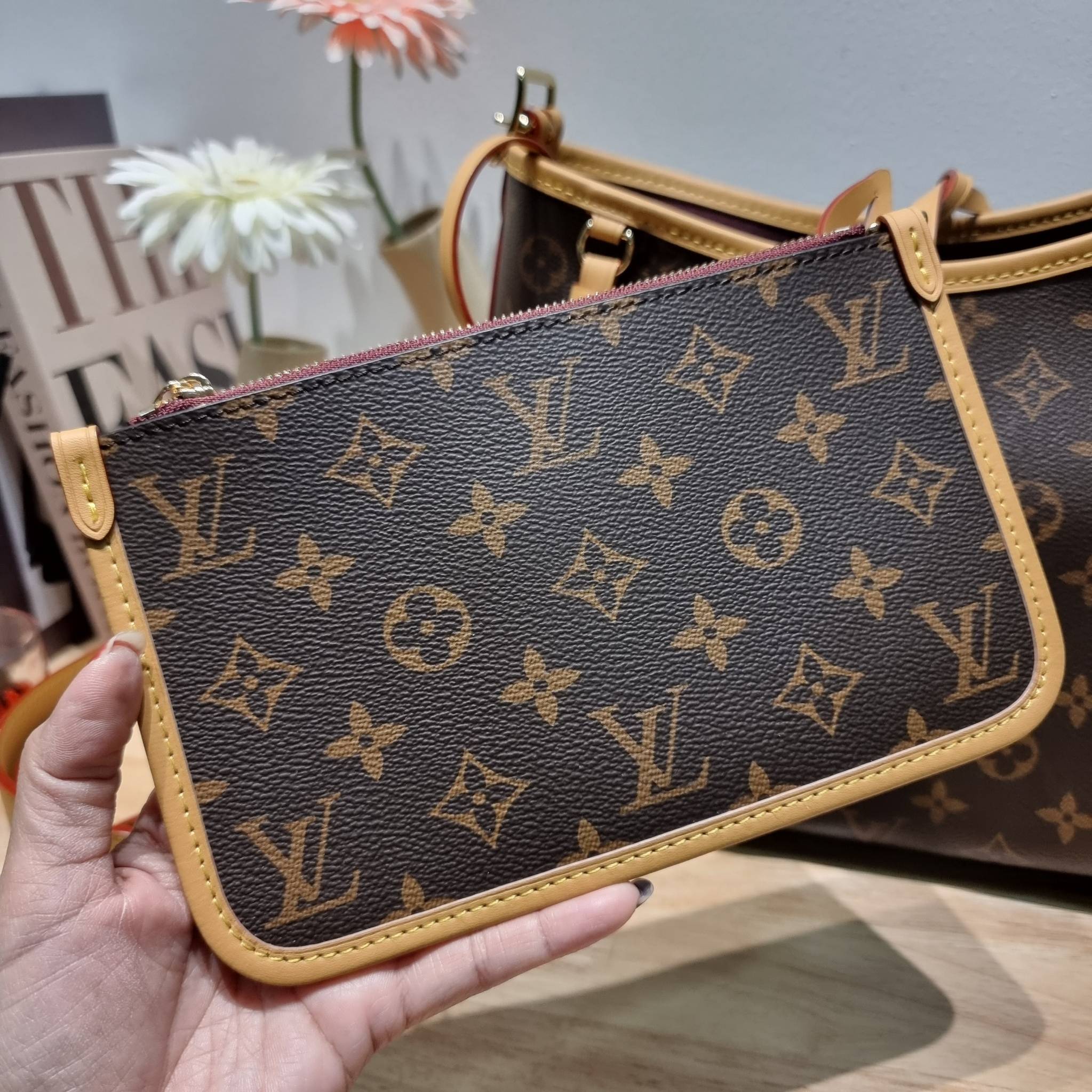 LV CARRYALL PM รุ่นลิมิเต็ดที่สาวๆตามหา กระเป๋าสะพายไหล่ทรงสวย ดีไซน์เรียบง่ายคลาสสิค หรู ดูผู้ดี รูปทรงใช้งานง่าย มาพร้อมใบลูก ไว้เก็บของจุกจิก วัสดุหนังแคนวาส ปากกระเป๋ามีสายหนังผูกกันของหล่นได้และยังมีกระดุมแม่เหล็กอีกด้วย สายสะพายถอดปรับได้ ภายในโล่งก