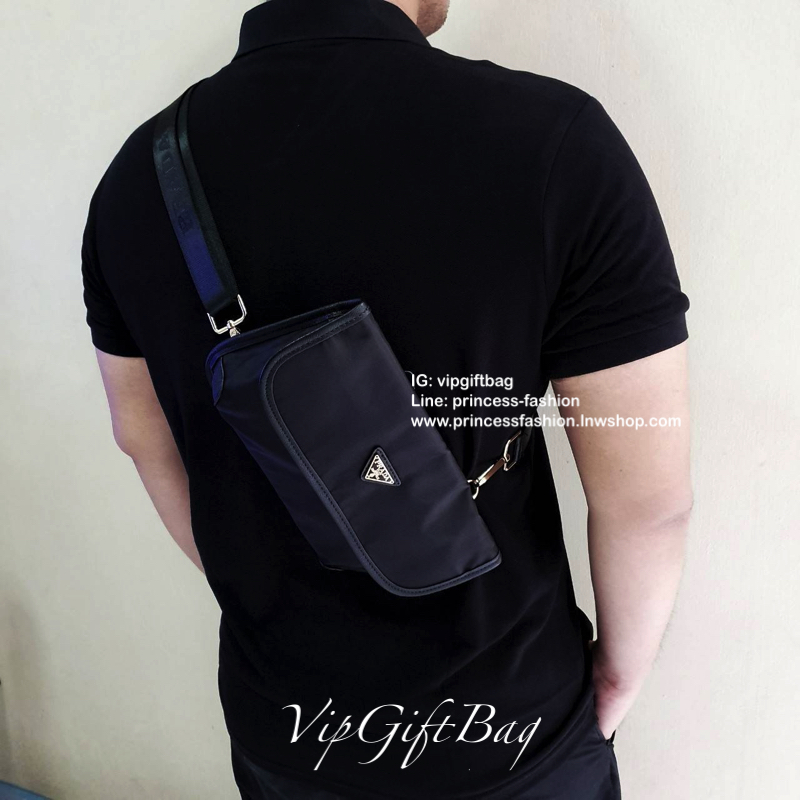 Prada Bag ทรงใหม่มีไว้ไม่ซ้ำใครแน่นอนคะ จะสะพายข้าง หรือ คาดอกก็ได้คะ วัสดุทำจากผ้าNylon กันน้ำ ตัวอะไหล่สีเงิน ขนาดกำลังดี ใส่ของได้เยอะคะ มือถือ กระเป๋าตังใส่ได้ สบายๆคะ ด้านหน้าและด้านหลังมีช่องซิปแยกให้อีกคะ ใช้ได้ทั้งผู้ชายผู้หญิงเลยคะ ด้านข้างกระเป๋