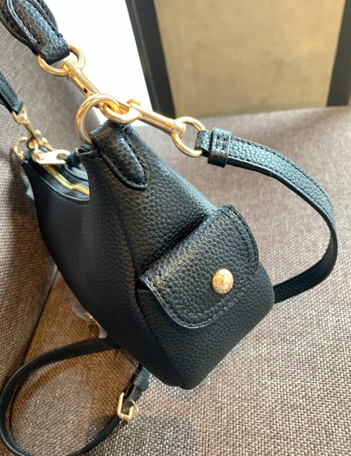 น้องออกใหม่ล่าสุดสวย หักใจไม่ลงเลยค่าา😘 COACH PENNIE SHOULDER BAG ((C7222)) พร้อมส่ง สีใหม่ล่าสุด ยังไม่มีในช๊อปไทยค่าา กระเป๋าหิ้ว//สะพายข้างได้ สุดคุ้ม! หนังแท้ชั้นดี ลายหนังสวย นิ่มมือดีมากๆค่ะ ปากกระเป๋าแบบซิปมีหนังห้อยเพิ่มความเก๋ ภายในกระเป๋