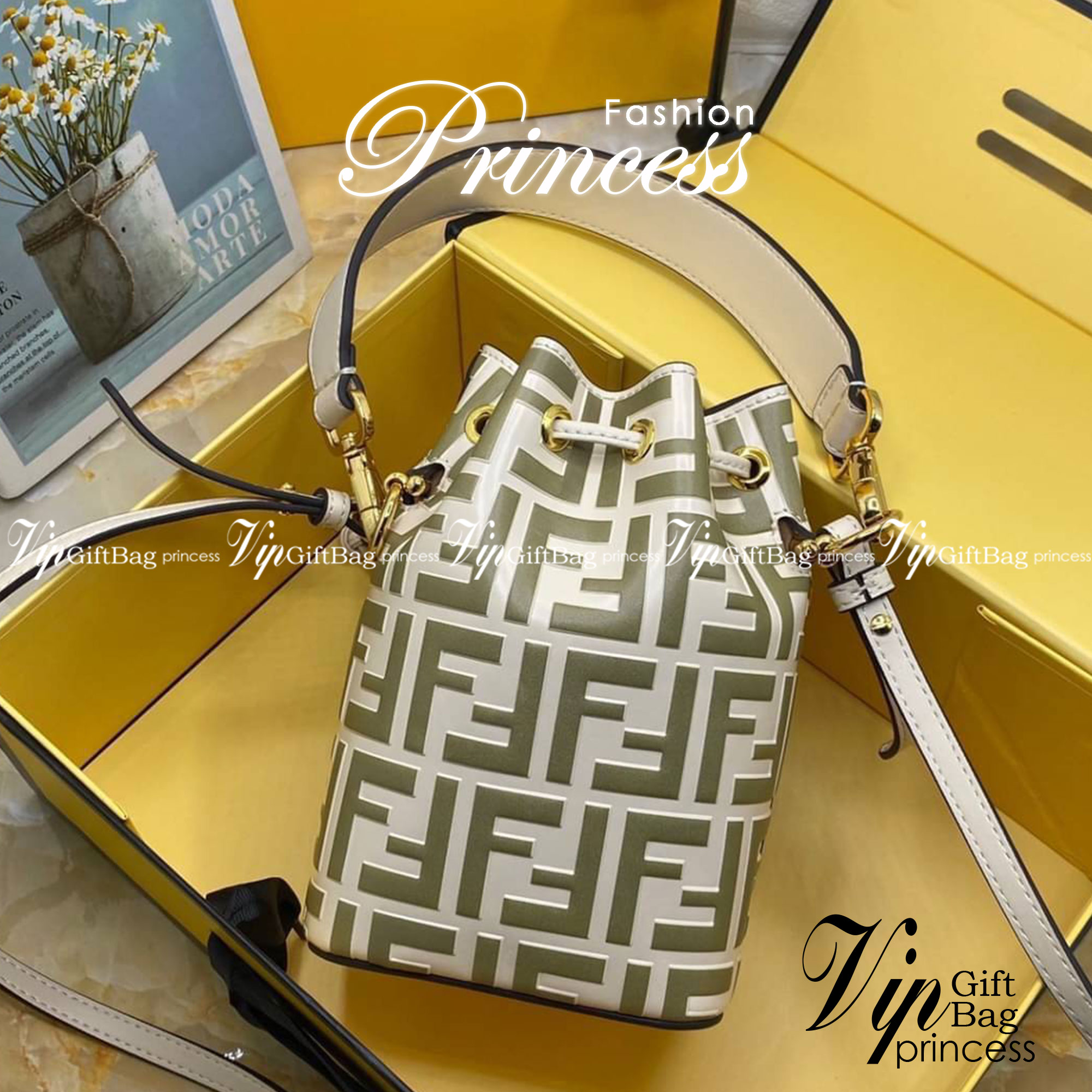 Ori Fendi MonTresor mini Bucket Bag 12cm กระเป๋าถือหรือสะพายข้าง วัสดุหนังแท้ทรงขนมจีบ ลายแบรนด์ อะไหล่ทองหรูหรา จุของได้เยอะ ตั้งอยู่ทรง ด้านในโล่ง มี2สาย สายสั้น+ยาว ถอดสายได้ Crossbody ได้ สายยาวปรับระดับได้ คุ้มสุดๆ ใบนี้ไม่ควรพลาดค่ะ ดาราเซเลปใช้กันเ