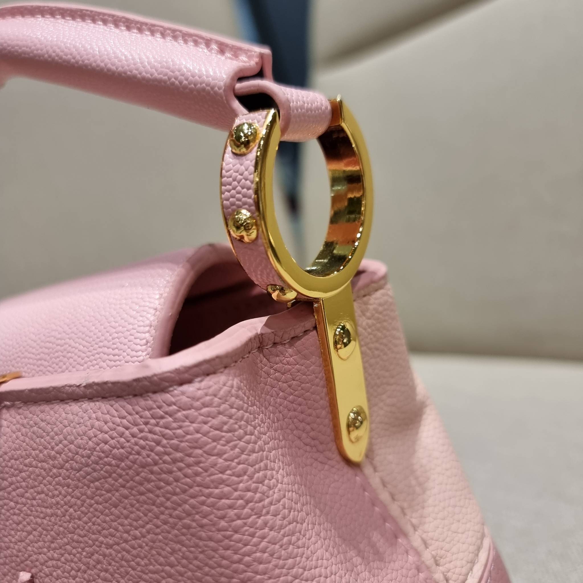 LV capucines mini top handle VIP ที่สุดของความสวยในราคาเบาๆ กระเป๋าถือสุดหรู ดีไซน์ทรงคลาสสิค ที่รอบนี้มาในไซส์มินิ ดีงามม้ากกกก!! มาพร้อมหูจับในตัว ด้วยรูปทรงวินเทจและวัสดุหนังลูกวัว ขับผิว ทำให้ไอเท็มนี้สะกดทุกสายตาจริงๆ และยังมีลูกเล่นที่ฝาปิดกระเป๋า ท