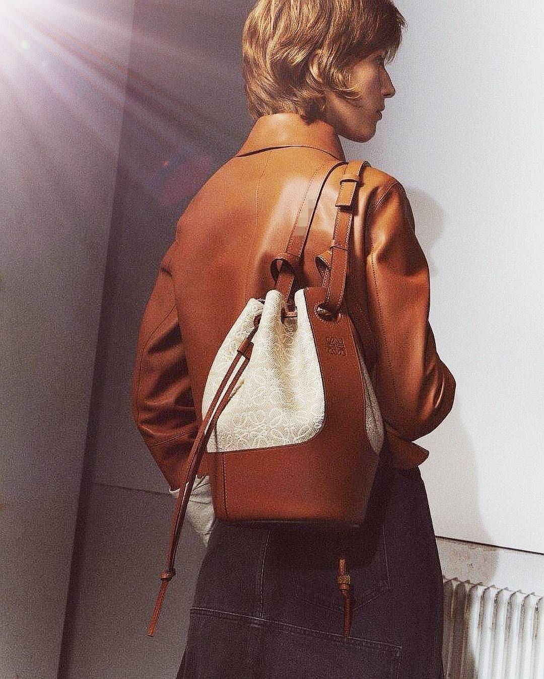 พรีเมี่ยมกิ๊ฟแท้ 100% 】LOEWE CROSSBODY ANAGRAM BUCKET BAG GIFT WITH PURCHASE (GWP) กระเป๋าถือหรือสะพายพรีเมี่ยมกิ๊ฟ Limited จาก LOEWE PERFUME DUTYFREE COUNTER รุ่นใหม่ล่าสุด Rare items หายากสุดเลอค่าวัสดุ Anagram Canvas ตัดหนังแท้ Calfskin สุดคลาสสิค