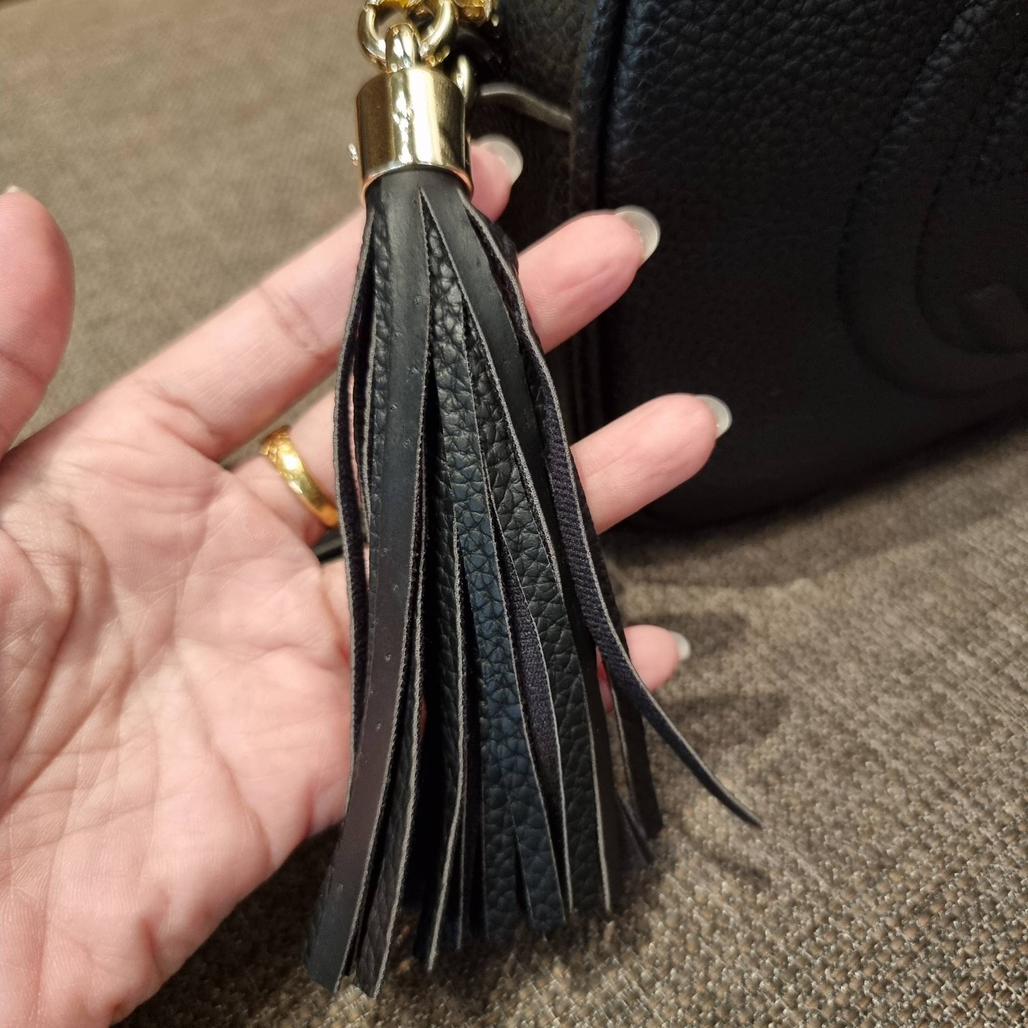 GUCCI Soho Disco Bag in Black Leather Hot item!! รุ่นหายาก ยอดฮิต GC soho crossbody bag กระเป๋าสะพายข้าง พรีเมี่ยมกิ๊ฟจาก dutyfree ที่สาวๆตามหา ด้วยดีไซน์และรูปทรงคลาสสิค ทำให้ใช้งานง่าย ตอบโจทย์ทุกลุค วัสดุหนัง pepble มีเอกลักษณ์ที่พู่หนัง สีเข้ากันกับตั