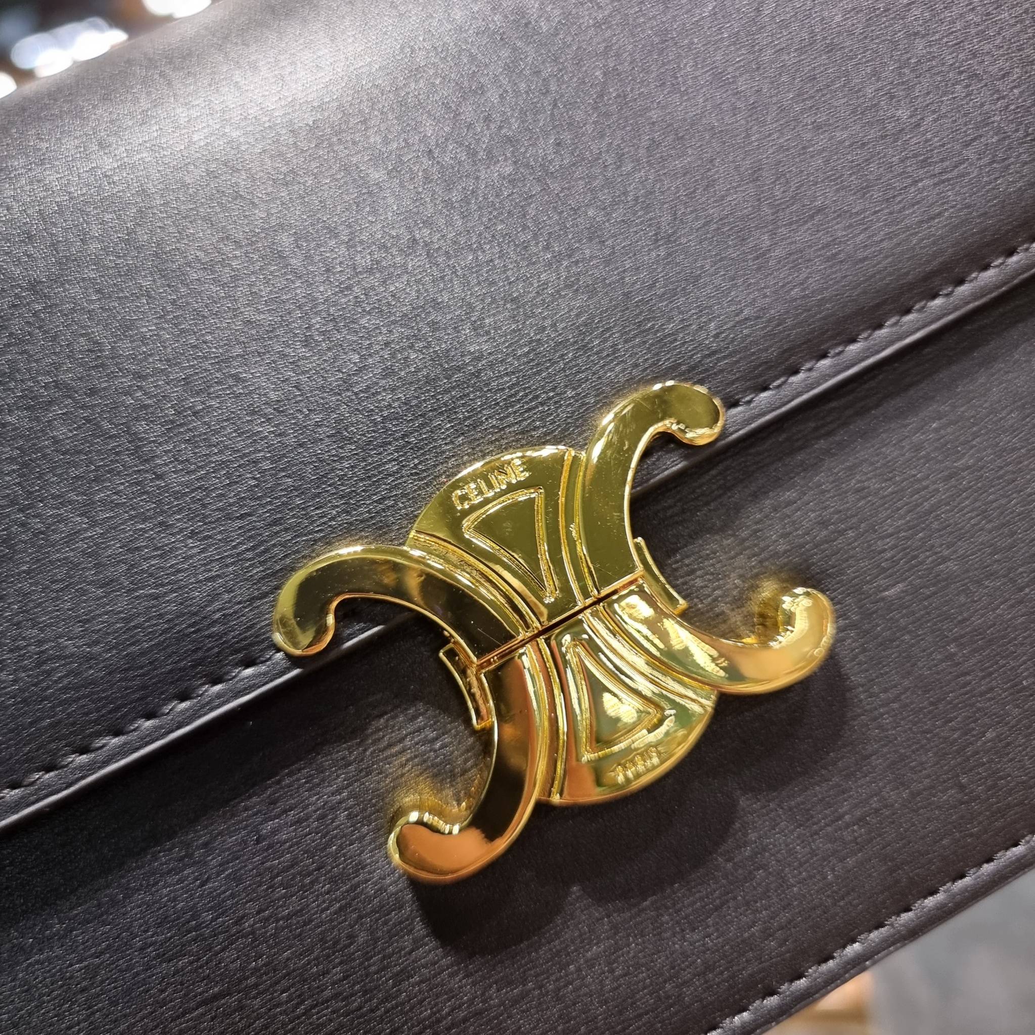 VIP 🥂 CELINE CLASSIQUE TRIOMPHE BAG IN SHINY CALFSKIN ไอเท็มสุดคลาสสิค ที่ขาดไม่ได้ กระเป๋าสะพายทรงสวยคลาสสิค แฝงความผู้ดี ที่ใช้ได้ทั้งชายหญิง วัสดุหนังแท้ เปิด-ปิดด้วยตัวกดล็อค สะดวกใช้มาก ภายในเป็นช่องโล่ง เก็บของได้เป็นสัดส่วน และยังมีช่องซิปใ