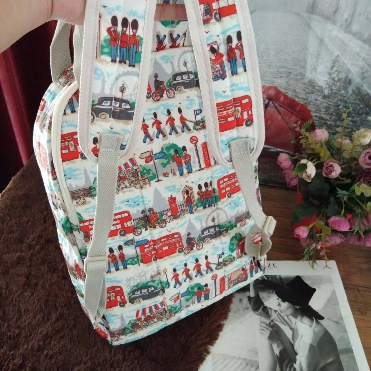 Cath Kidston Backpack Bag - กระเป๋าเป้ สไตล์วินเทจสุดฮิต - เปิด/ปิดกระเป๋าด้วยซิปรอบ - ภายใน มีช่องซิปใหญ่ใส่ของ 2 ช่อง จุของได้เยอะ - ด้านหน้ามีช่องซิปเล็ก 1 ช่อง