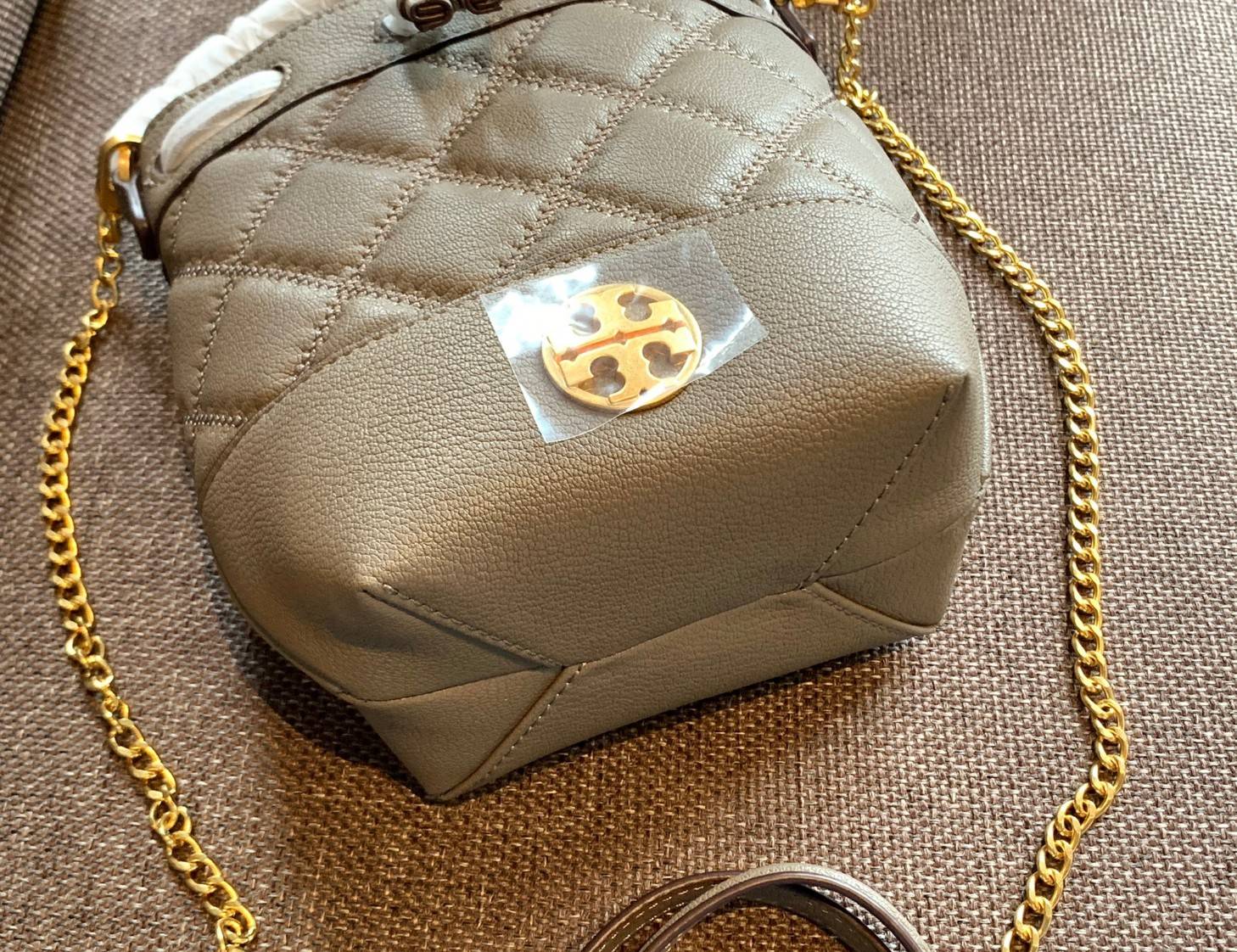 น้องสวยเกินเบอร์ คุณภาพแน่น จำนวนจำกัด! TORY BURCH MINI WILLA BUCKET BAG พร้อมส่งที่ไทย แนะนำต้องมีค่า กระเป๋าทรงจนมจีบ หนังแกะแท้((หนังแกะจะมีคุณภาพดีและแพงกว่าหนังวัวนะคะ)) ลายหนังสวย เดินด้ายลายนวม สัมผัสแล้วสาวๆหลงรักแน่นอนค่าา