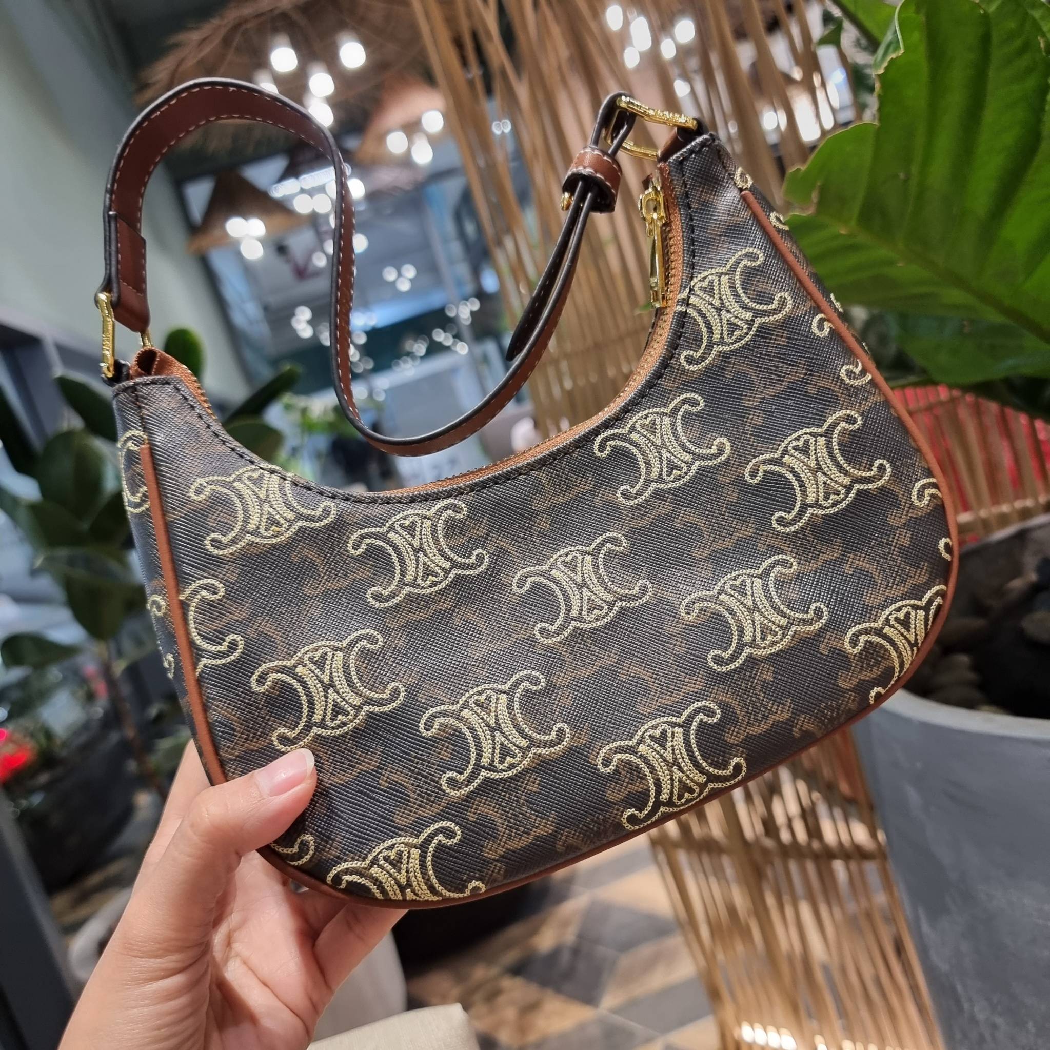 VIP 🥂 CELINE AVA IN TRIOMPHE CANVAS WITH TRIOMPHE HEART EMBROIDERY สวยเกินต้านรุ่นสุดปัง ที่ดีไซน์ออกมาใหม่ พร้อมให้ได้สวยก่อนใครไปเลย กับกระเป๋าสะพายไหล่ รูปทรงไม่เหมือนใครไม่เกร่อ ใช้แล้วดูแพง!! และที่น่ารักแบบตะโกนก็ตรงที่ โลโก้ลายปัก ดีเทลเดิน