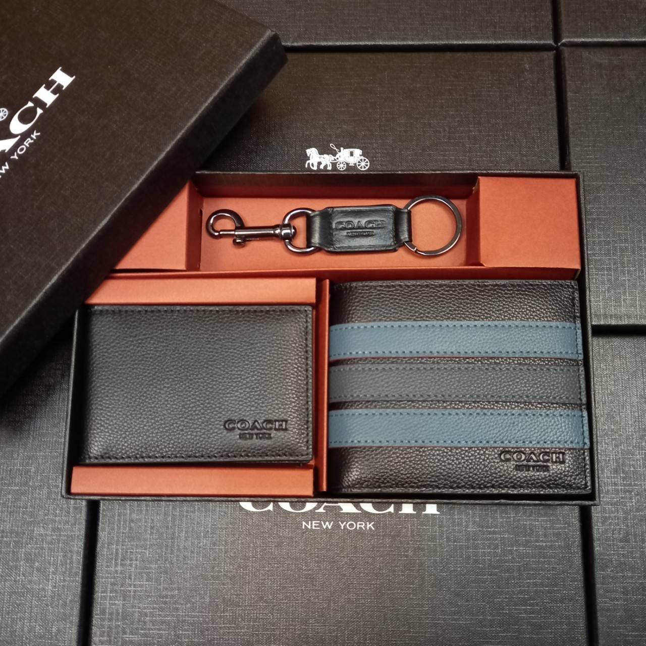 COACH COMPACT ID WALLET IN SPORT CALF LEATHER WITH KEY FOB LIMITED BOX(COACH F74991)🍁BOX SET กระเป๋าสตางค์ใบสั้น มาพร้อมใบลูกแบบแพ๊คคู่+และพวงกุญแจ//วัสดุหนังแท้ หนังนิ่ม เนื้อสัมผัสคือดีมากๆ ยิ่งจับ ยิ่งดูดี มาดเข้มบาดลึกลงตัวมาก ดูมีเสน่ห์น่าค้น