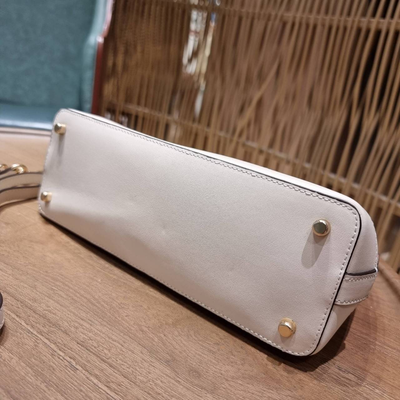 COACH 91514 MINI SIERRA SATCHEL IN SIGNATURE CANVAS WITH STRAWBERRY PRINT สายคุณหนูมารวมตัวกันตรงนี้เลยจ้า!! ละมุนกว่านี้ไม่มีแล้ว กับกระเป๋าทรงโดมสุดคลาสสิค เพิ่มดีเทลลูกเล่นลายสตรอเบอรี่ ให้มีความคิ้วท์แบบไม่เยอะเกินไป ลงตัวพอดี มาพร้อมหูจับในตัวและสายส