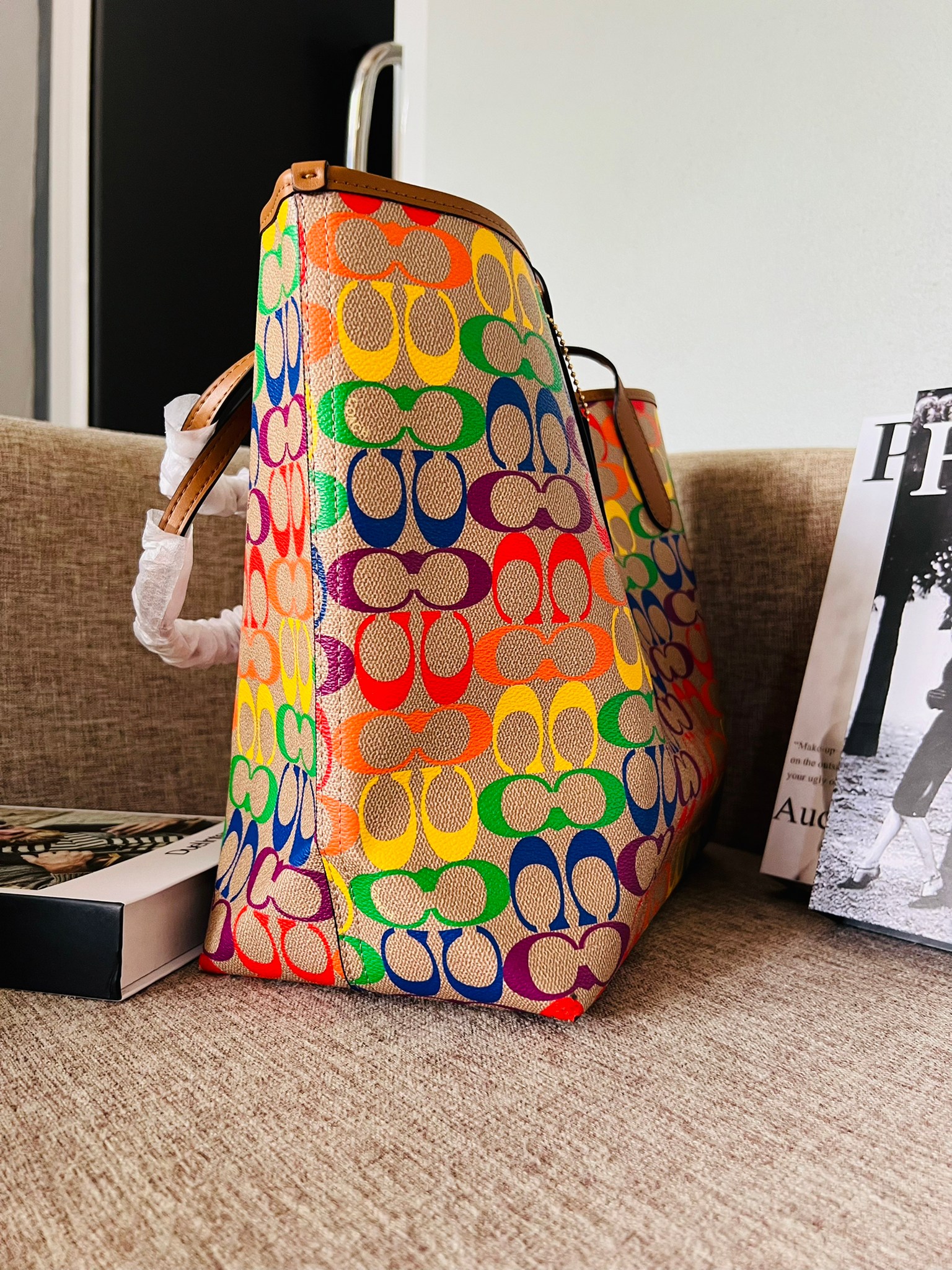 COACH CITY TOTE IN RAINBOW SIGNATURE CANVAS C4181 กระเป๋าสะพายข้างทรงโท้ทใบใหญ่ หนังลาย C สกรีนลายโค้ช รุ่นนี้ ปากกระเป๋าไม่มีชิป มีกระดุม แม่เหล็ก ด้านในมีช่องซิปไว้ใส่กระเป๋าเงินได้คะ เป็น รุ่นยอดนิยมคะ จุของได้เยอะมาก