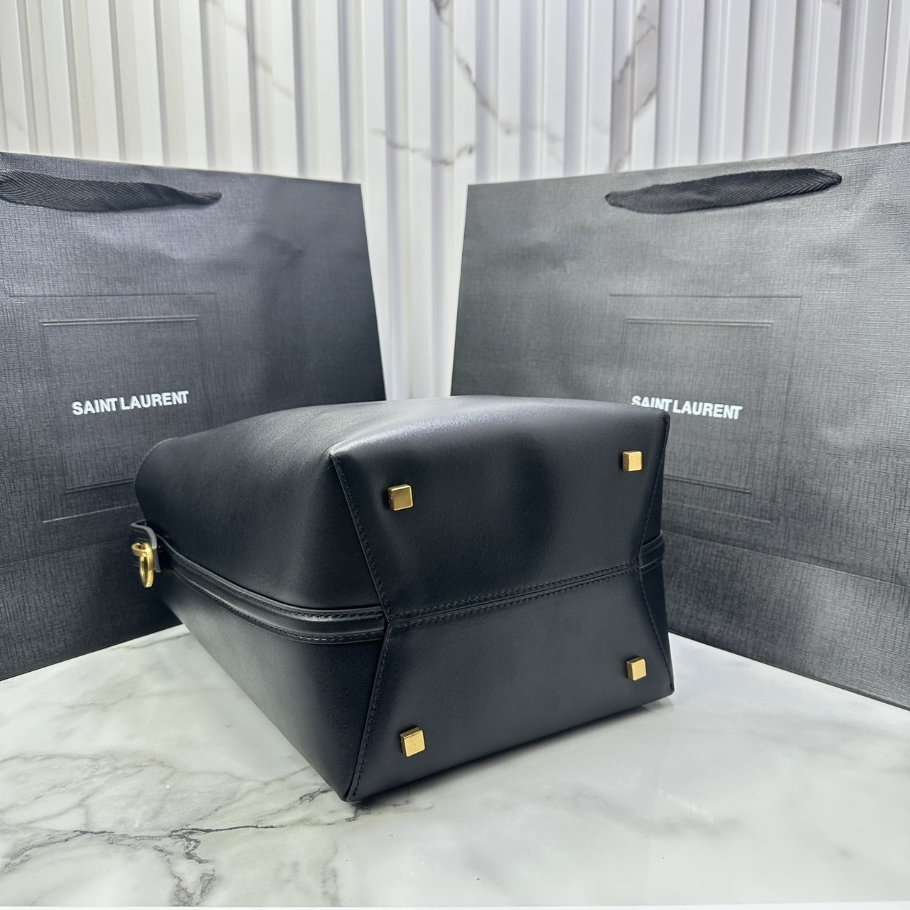 Medium 8" YSL Le 37 in shiny leather Hobo Bag / YSL Bucket Bag / YSL Tote Bag กระเป๋าสะพายทรงโฮโบโท้ท งานหนังสวยเต็มใบ อะไหล่ทองสวยคลาสสิก ราคาแสนดีแนะนำของมันต้องมีจริงๆ