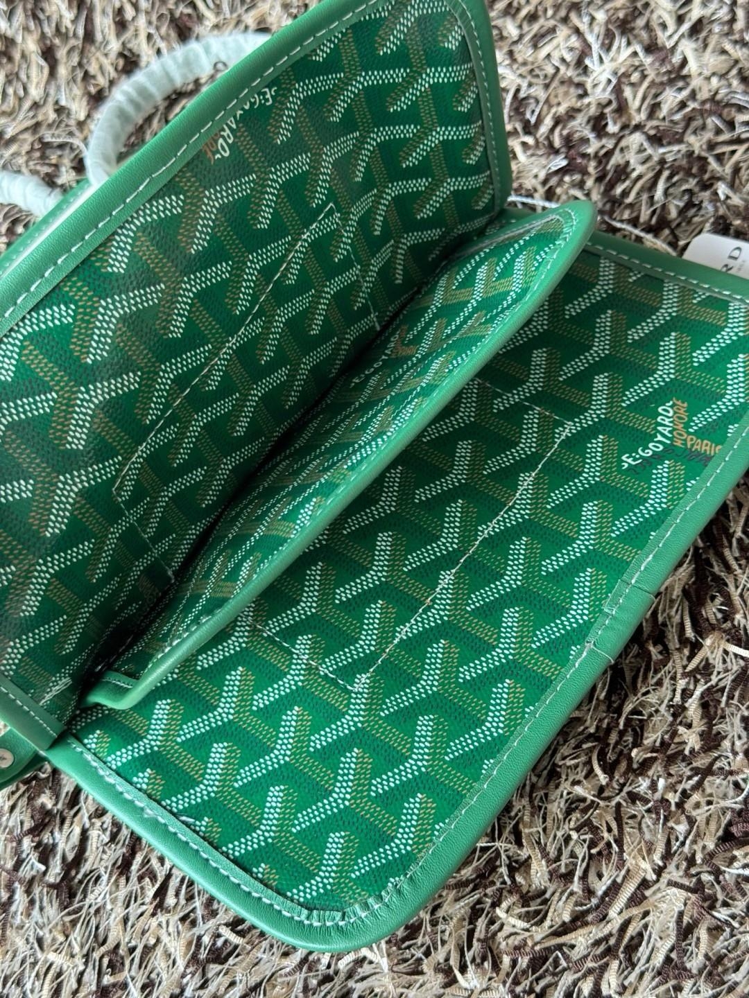 Goyard Plumet Rocket Wallet กระเป๋าสะพายใบเล็กกะทัดรัด ดีไซน์กระเป๋าสตางค์ มีช่องเพียงพอสำหรับใส่ธนบัตร เงินสด เอกสารต่าง ๆ