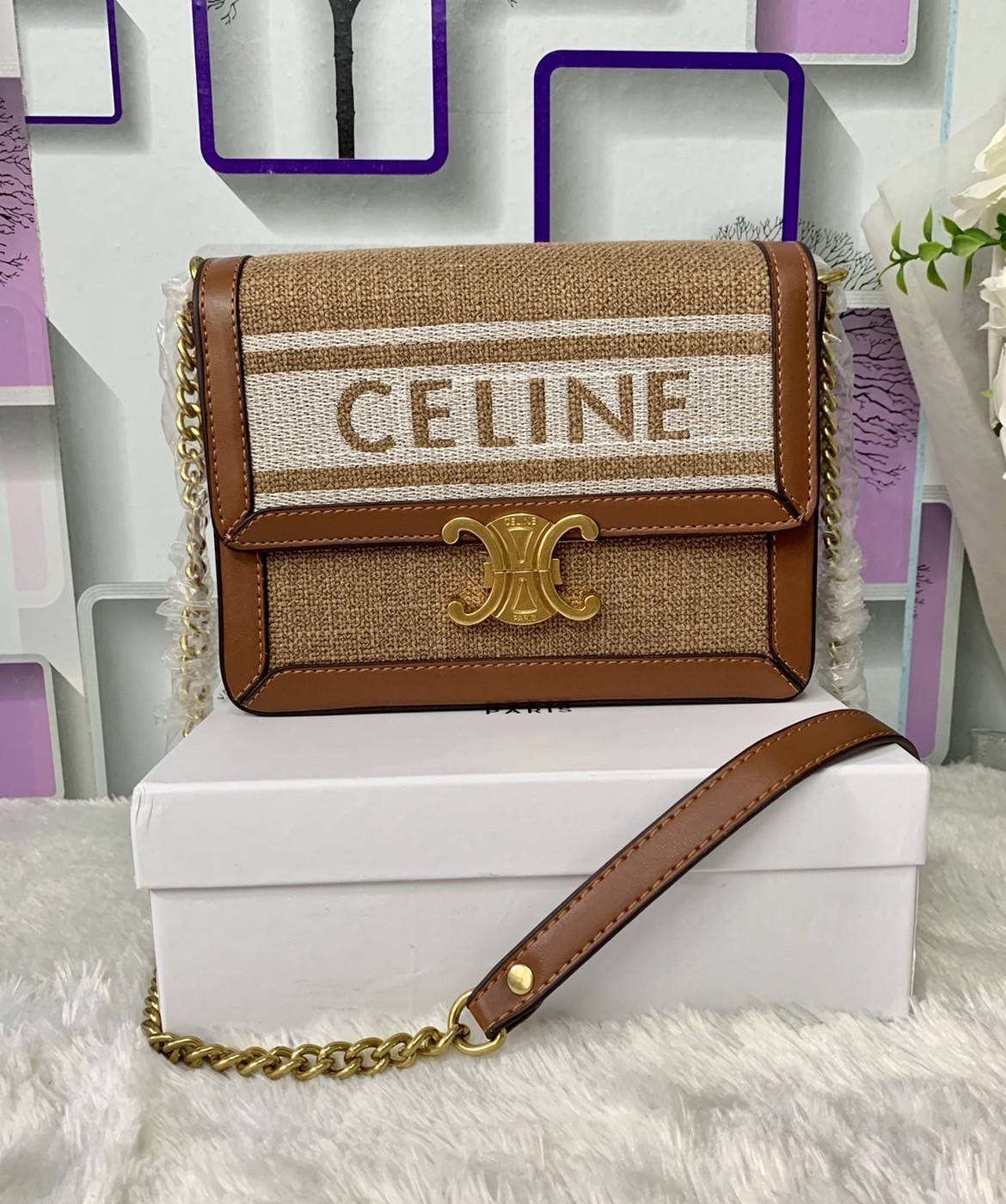 CELINE TRIOMPHE BAG VIP GIFT WITH PURCHASE (GWP) พรีเมี่ยมกิ๊ฟ Limited Edition จาก CELINE PERFUME DUTYFREE COUNTER วัสดุ Textile Canvas & CalfSkin ดีไซน์ทรงสี่เหลี่ยมผืนผ้า อะไหล่ทอง ด้านหน้าปักโลโก้แบรนด์เด่นชัด ด้านหลังมีช่องสำหรับใส่ของอีก 1 ช่อง สายสะ