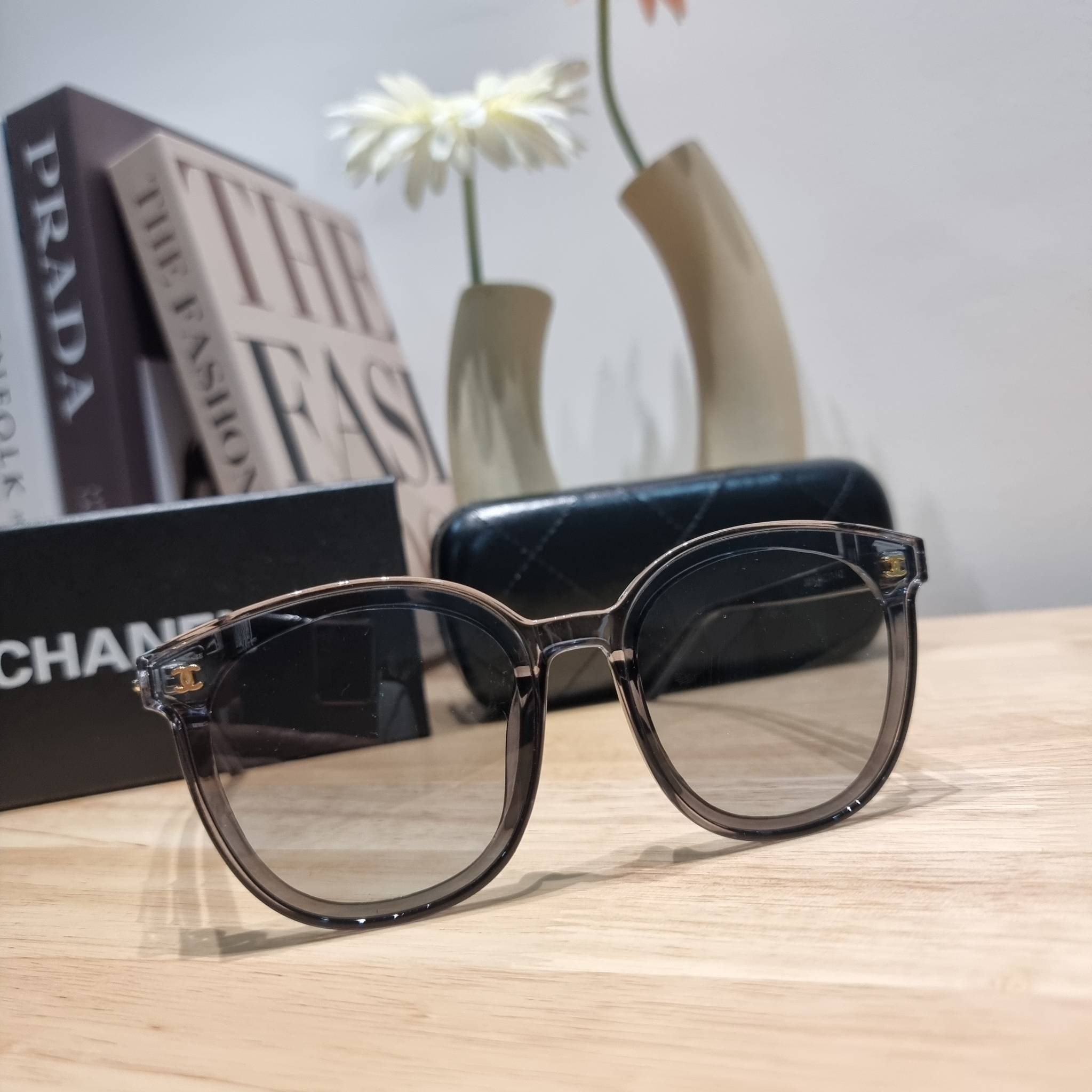 Chanel eye-glasses UV protection gift Box set สุดคุ้ม มาพร้อมอุปกรณ์ครบเซ็ท ดีไซน์ชิคมากแม่!! รับรองไม่ซ้ำใคร ใส่เสริมโหงวเฮ้ง ดูผู้ดี มีพกติดตัวไว้ไม่ตกเทรนด์ ใช้ได้ทุกโอกาส ทุกสถานการณ์ ใส่ที่บ้านถนอมสายตา