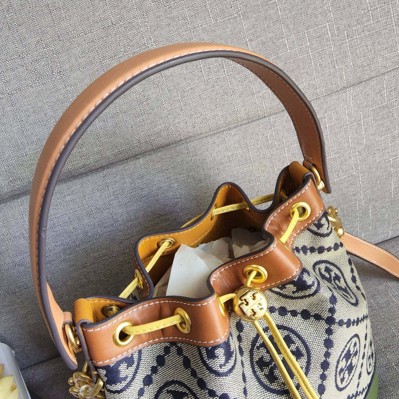 Tory Burch T Monogram Colorblock Bucket Bag กระเป๋าสะพาย ทรงบัคเกต รุ่นฮอต สไตล์ไหนเข้าได้ทุกลุค วัสดุ jacquard ตัดขอบหนังแท้ ภายในเป็นช่องโล่งกว้าง ใส่ของได้เยอะหยิบจับสะดวก มาพร้อมสายสะพายข้างหนังแท้ ถอดและปรับระดับได้สะพายชิวได้ทุกโอกาส