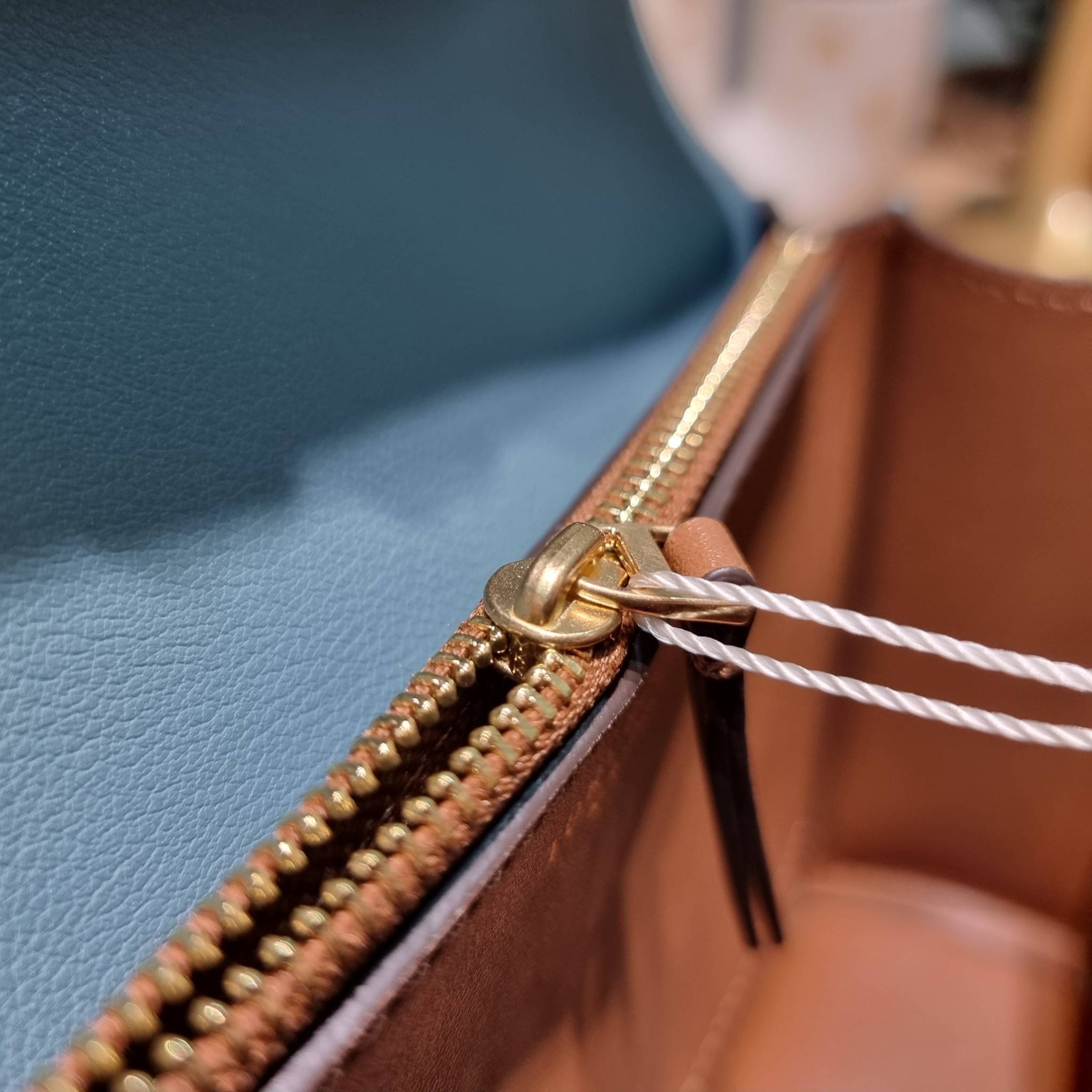 Tory Burch Bag / TORY BURCH ELEANOR SMALL CONVERTIBLE SHOULDER BAG ฮอตไอเท็ม รุ่นนี้ขายดีขายหมด สวยหรู คุณหนู ผู้ดี!! หายากมากแล้วน้า กระเป๋าสะพายข้าง ดีไซน์อยู่ทรง ขนาดกำลังสะดวกใช้