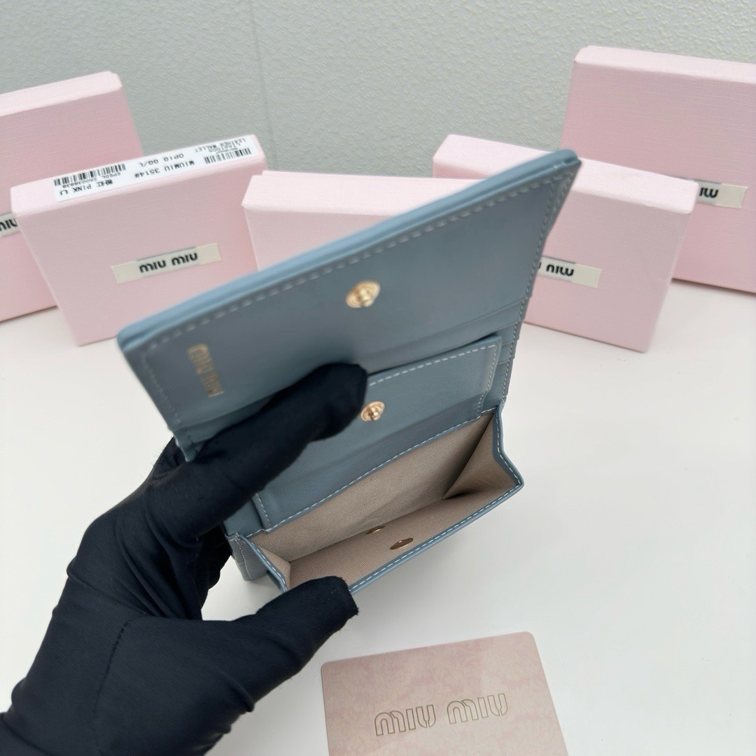 Miu Miu Small matelassé nappa leather wallet กระเป๋าสตางค์หนังแนปป้า ตกแต่งโลโก้หรูหราเป็นเอกลักษณ์