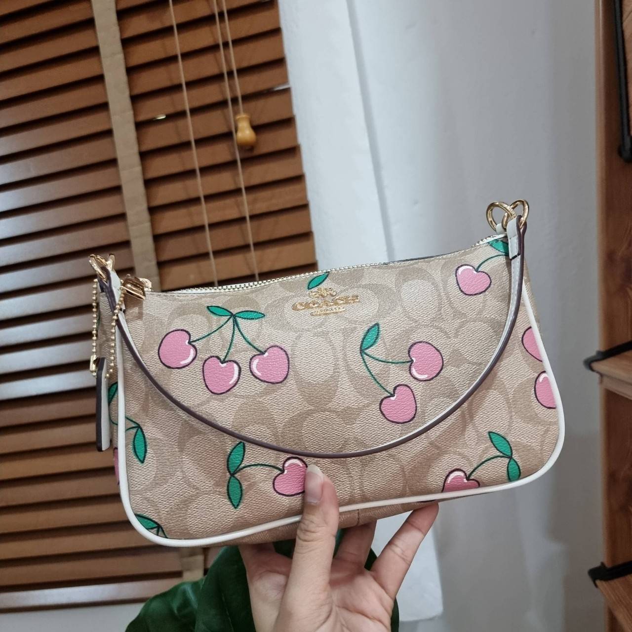 COACH F58321 TOP HANDLE POUCH คอลเลคชั่นสุดฮิต กับดีไซน์ใหม่ น่ารักน่าใช้ทุกแบบ กระเป๋าพอชทรงใช้งานง่าย สะดวก กะทัดรัด วัสดุหนังแคนวาสเคลือบคุณภาพ มาพร้อมสายคล้องในตัว และสายสะพาย crossbody ปรับเปลี่ยนได้ตามสไตล์ อีกหนึ่งไอเท็มที่สาวๆต้องมี ในราคาสุดคุ้ม 