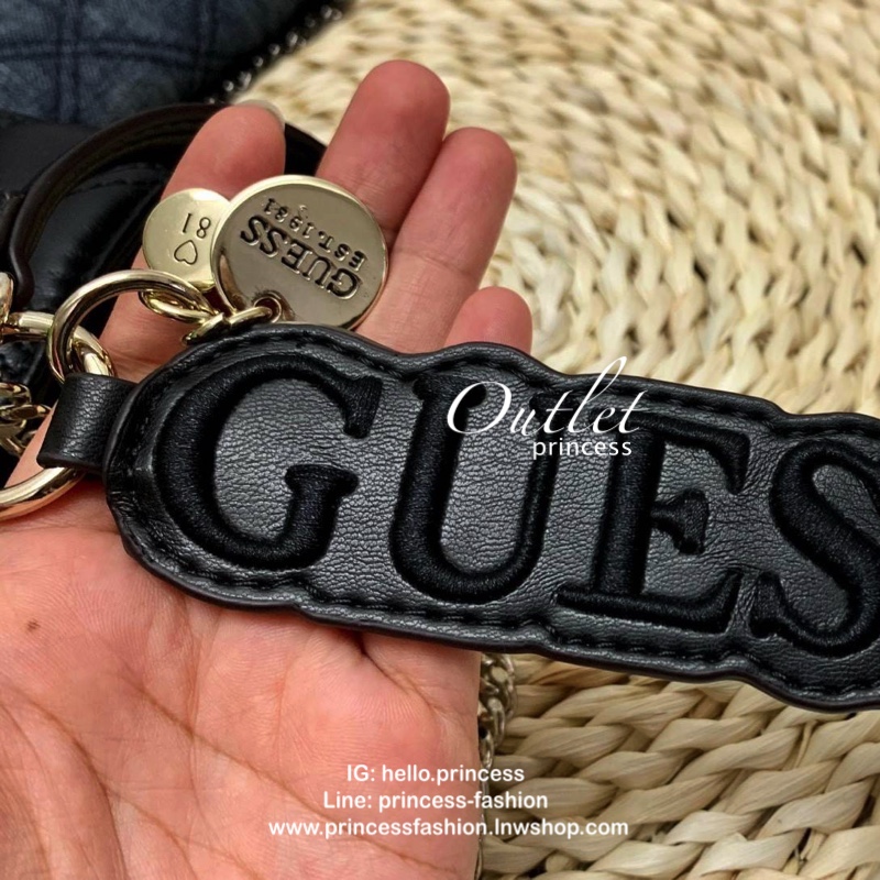 GUESS LOLLI CONVERTIBLE CROSSBODY BAG รุ่นแนะนำค่ะ!! กระเป๋าสะพายข้าง//ทบสายสะพายไหล่ได้ วัสดุหนังลายนวม ด้านหน้ามีอะไหล่โลโก้แบรนด์ เปิดปิดกระเป๋าแบบกระดุมแม่เหล็ก ภายในกว้างสามารถใส่ของจุ ใส่กระเป๋าสตางค์ใบยาวได้ค่ะ มีช่องซิปและช่องเล็กใส่ของจุกจิกน่ะค่
