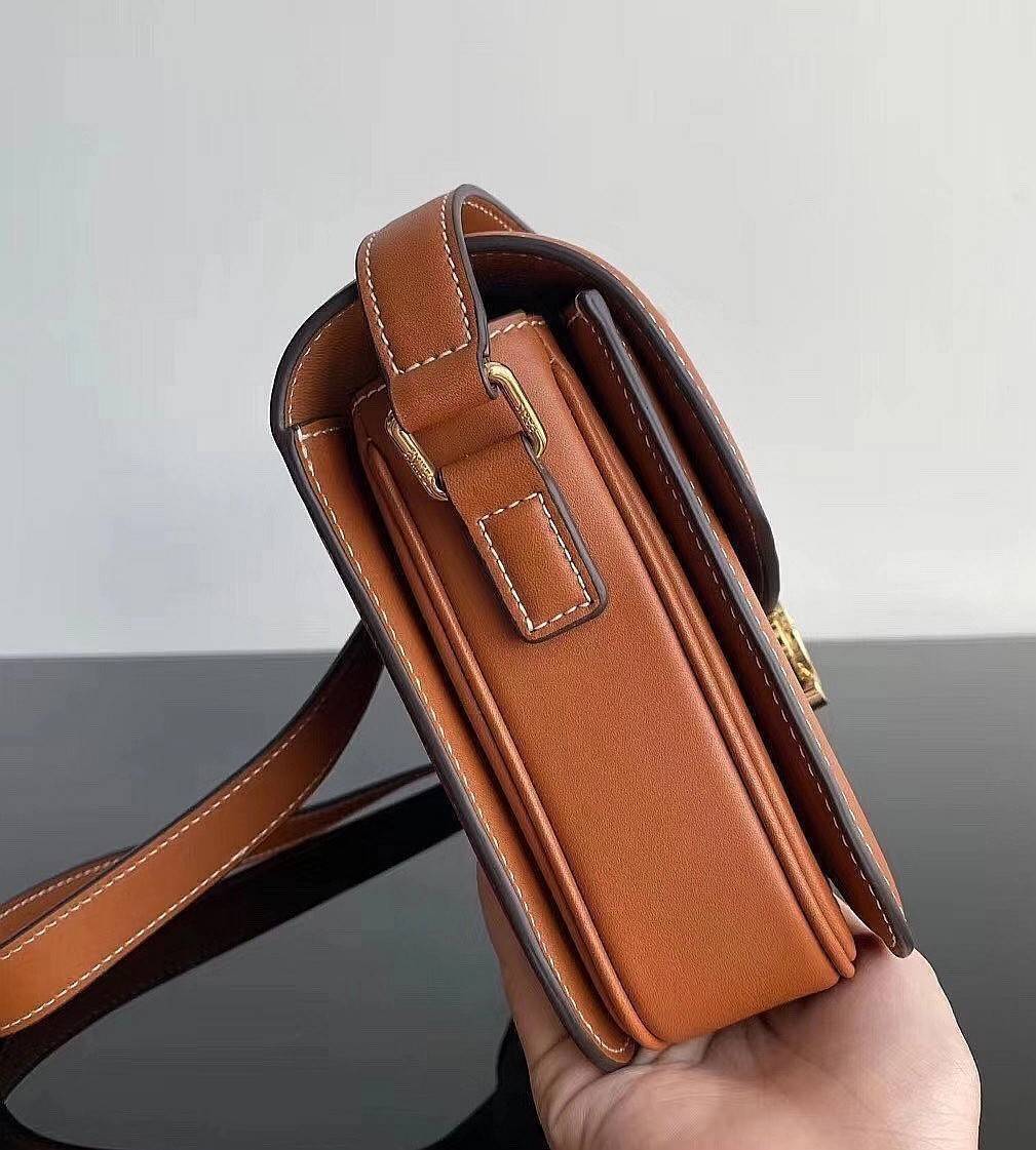 CELINE TRIOMPHE CROSSBODY BAG VIP GIFT WITH PURCHASE-GWP พรีเมี่ยมกิ๊ฟ Limited Edition จาก CELINE PERFUME DUTY FREE COUNTER วัสดุ TRIOMPHE CANVAS & LEATHER