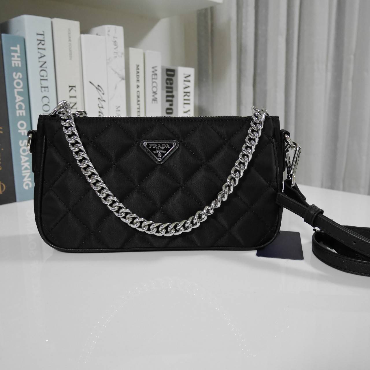 PRADA Tessuto Nylon Crossbody Bag ✨ กระเป๋าผ้าไนล่อนลายตาราง ขนาดกำลังดีกำลังน่ารักเลยค่ะ เหมาะกับการใช้เป็น EVERYDAY LOOK สุดๆ ใบนี้ห้ามพลาดเลย