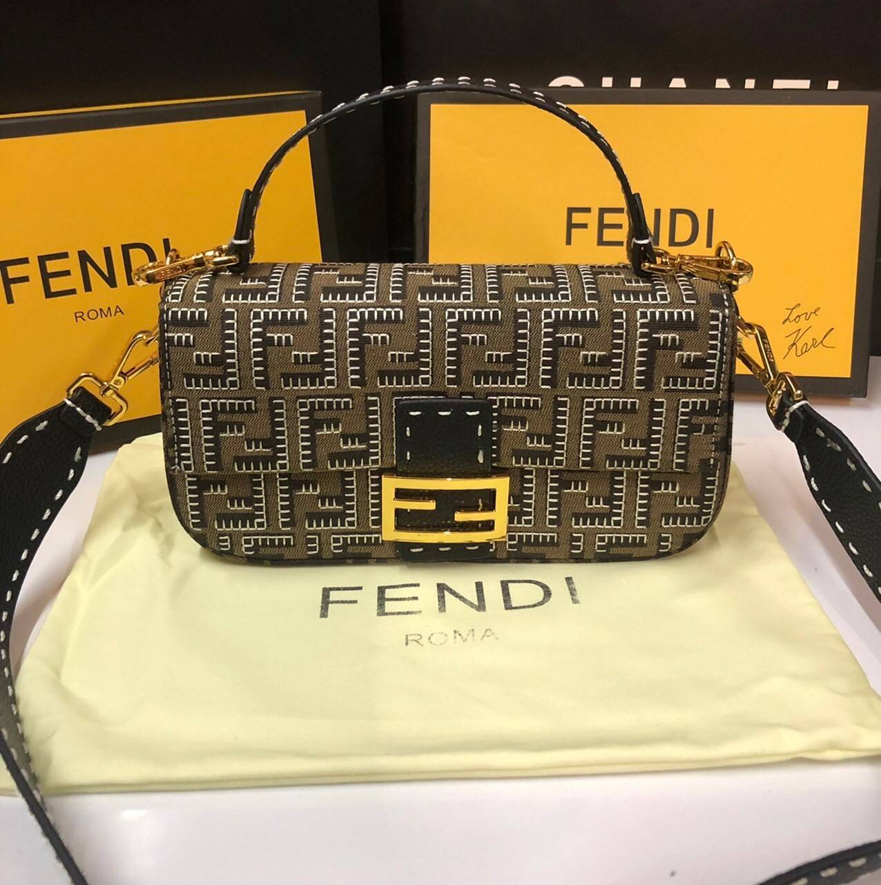 หนังแท้ Fendi Embroidered FF fabric bag กระเป๋าบาแกตต์ขนาดกลางอันเป็นเอกลักษณ์ ผลิตจากผ้าแจ็คการ์ดพร้อมลวดลาย FF สีน้ำตาลอันเป็นเอกลักษณ์ ตกแต่งด้วยงานปักสีตัดกัน ตกแต่งด้วยตัวล็อค FF โดดเด่นด้วยฝาปิดด้านหน้า ตัวล็อคแบบแม่เหล็ก ขอบหนัง