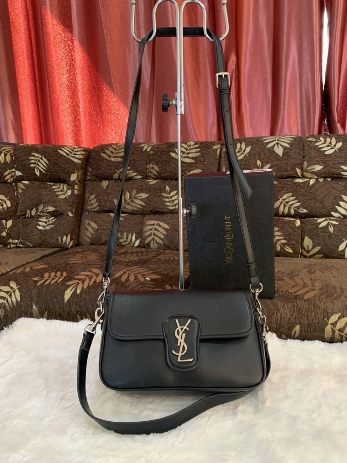VIP 】YVES SAINT LAURENT YSL BAG VIP GIFT WITH PURCHASE (GWP) พรีเมี่ยมกิ้ฟ Limited Edition จาก YSL DUTY FREE COUNTER วัสดุหนังแกะสังเคราะห์ **หนังเรียบ อะไหล่เงิน น้ำหนักเบามากๆ ค่ะ สะพายไม่ปวดไหล่ ดีไซน์กระเป๋าประดับโลโก้แบรนด์ที่ด้านหน้า มาพร้อมสายสะพาย