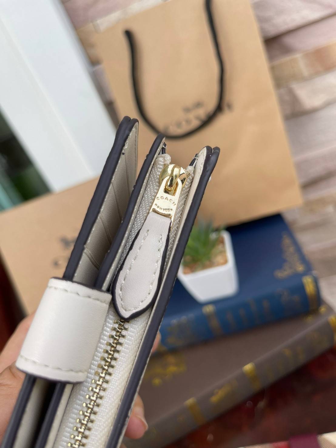 COACH MEDIUM CORNER ZIP WALLET IN SIGNATURE CANVAS กระเป๋าสตางค์ขนาดกลางที่ถือว่าเป็นไอเทม Must Have ของทุกเพศทุกวัยที่ต้องพกติดตัวไว้ตลอดเวลา เพราะนอกจากจะช่วยจัดเก็บเงิน บัตรประชาชน บัตรเครดิตและต่าง ๆ ให้เป็นระเบียบเรียบร้อยยังต้องคำนึงถึงประโยชน์ใช้สอ