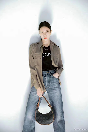 VIP GIFT 】หนังแท้ CELINE AVA BAG IN TRIOMPHE CANVAS AND CALFSKIN :RED กระเป๋าดีไซน์สวยหรูฮิตสุดในเกาหลี! หนังสวยอยู่ทรง เปิดปิดด้วยซิปแบรนด์สีทอง ภายในโล่งกว้างและจุสามารถใส่มือถือ กระเป๋าสตางค์ ของใช้ได้เยอะ สายสะพายหนังปรับได้อะไหล่ทองหรูมีโลโก้แบรนด์ ไ